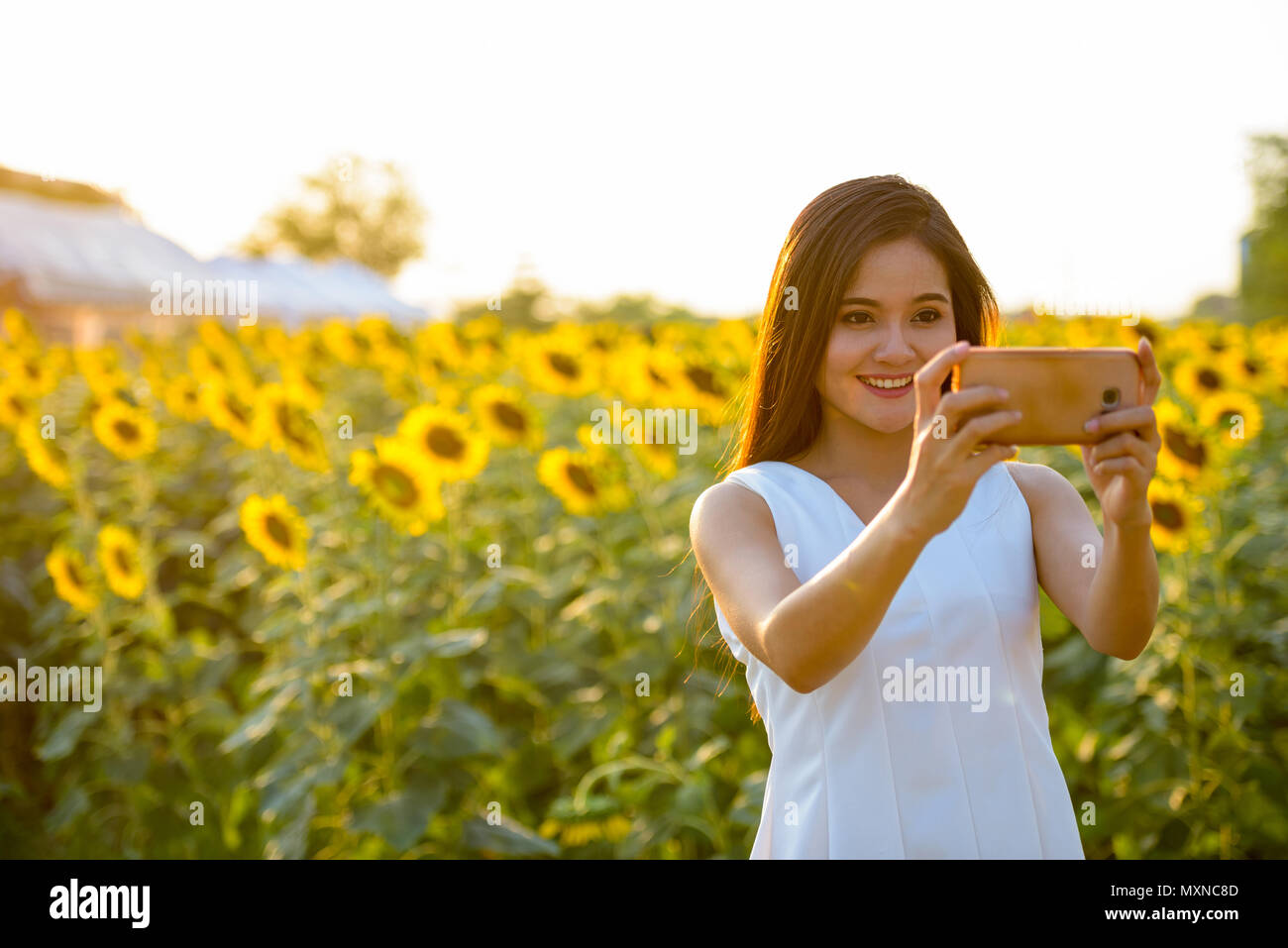 Junge asiatische Frau glücklich lächelnd während der Einnahme von selfie Bild mit Stockfoto