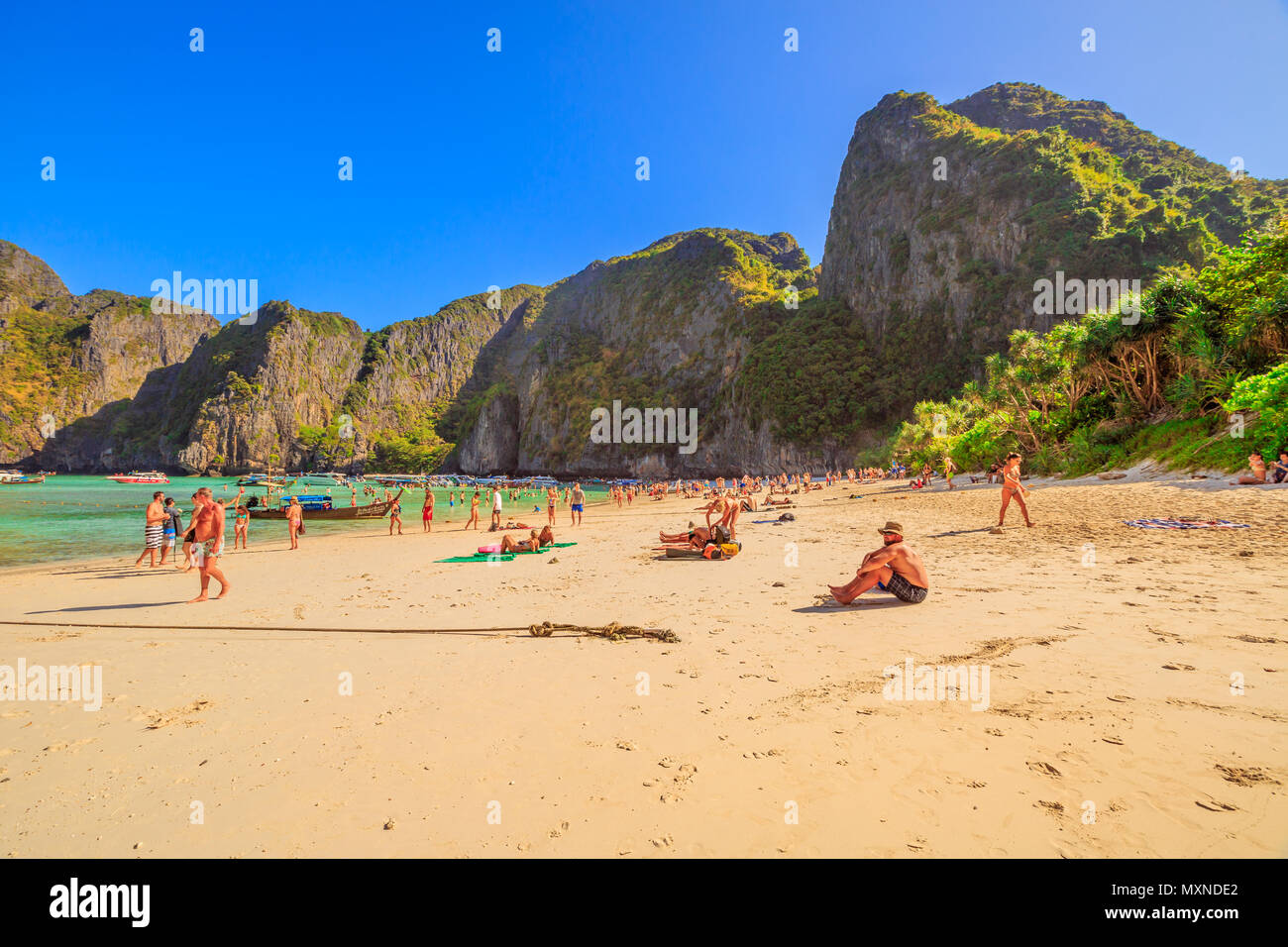 Maya Bay, Phi Phi Leh, Thailand - 31. Dezember 2015: die Menschen beim Sonnenbaden auf beliebte Maya Bay Strand in Ko Phi Phi Leh, Krabi, Andaman Meer. Der legendäre Strand ist von Tausenden von Besuchern jeden Tag besucht. Stockfoto