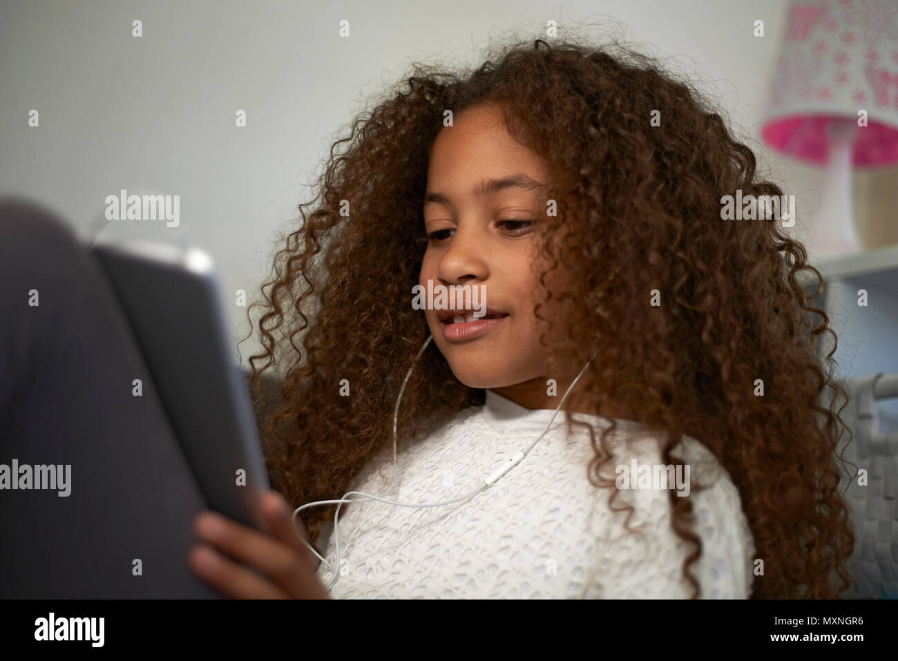 Portrait einer jungen Jugendlichen Mixed Race Mädchen mit grossen lockiges  Haar an Kamera suchen Stockfotografie - Alamy