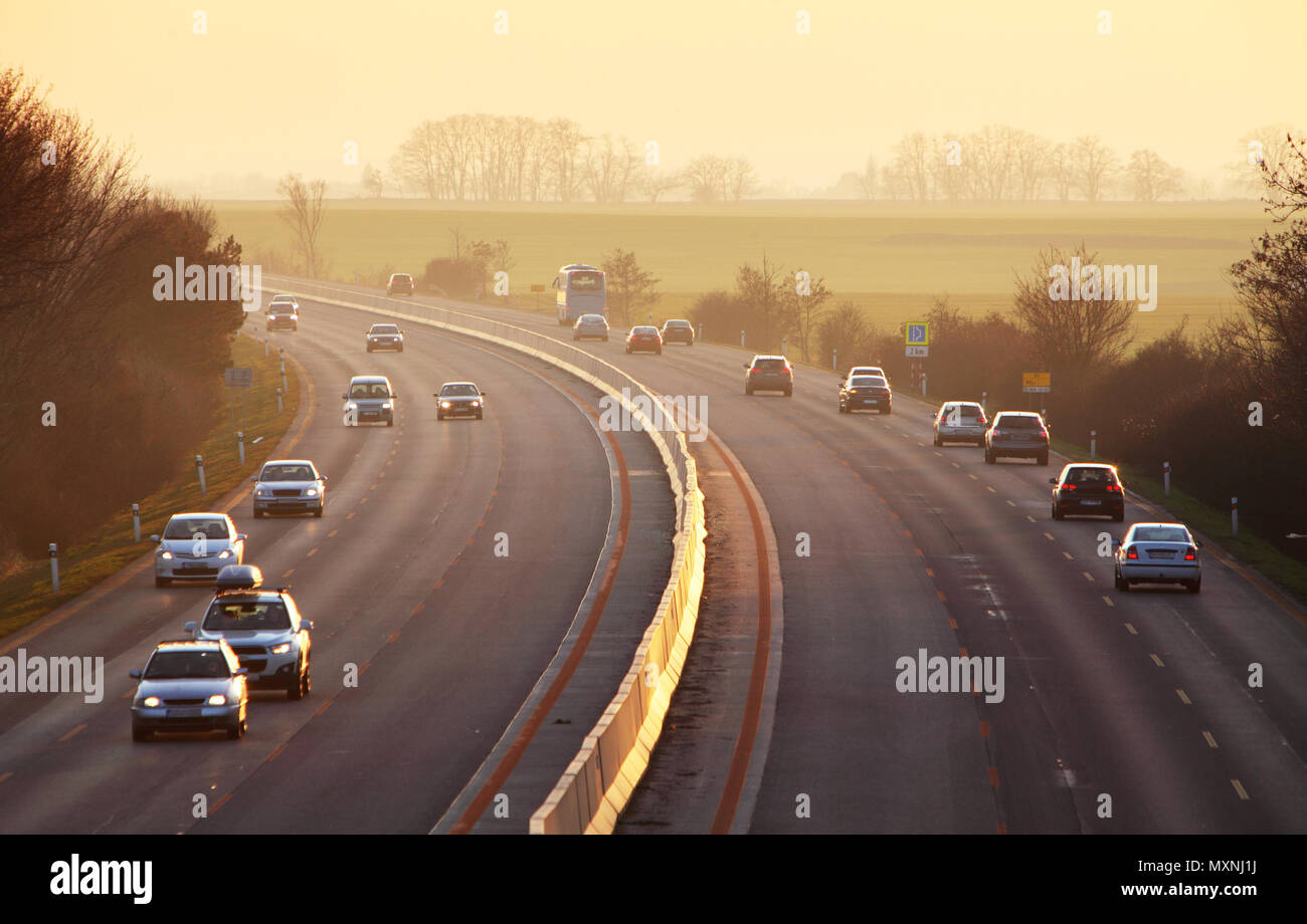 Autobahn mit PKW und LKW Stockfoto