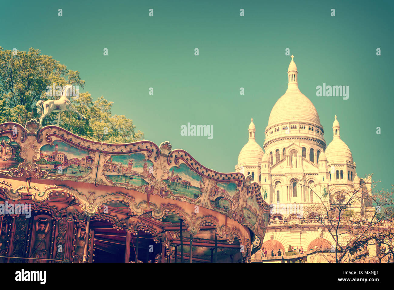 Vintage Karussell und der Basilika von Sacré-Coeur in Montmartre, Paris, Frankreich Stockfoto