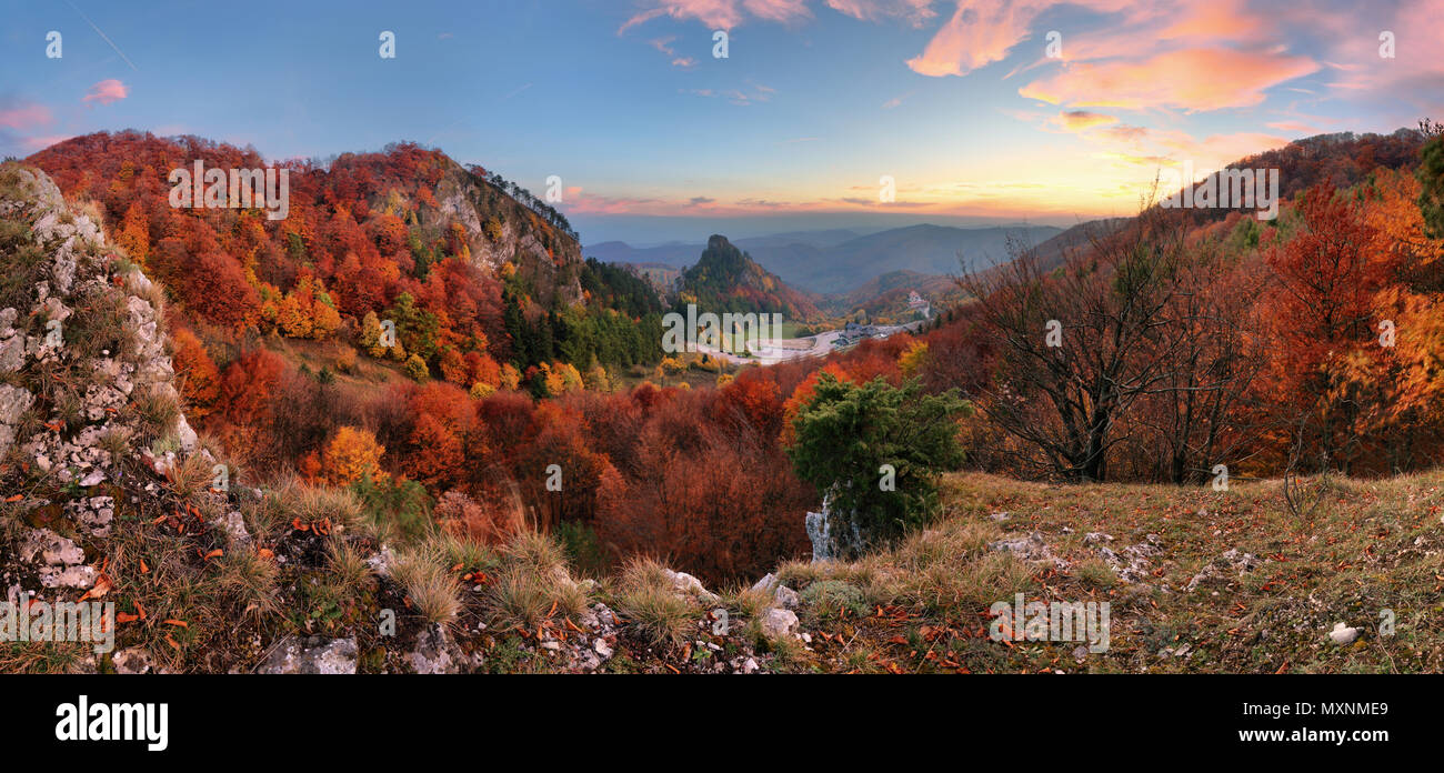 Berg Herbst Landschaft mit bunten Wald, Vrsatec, Slowakei Stockfoto