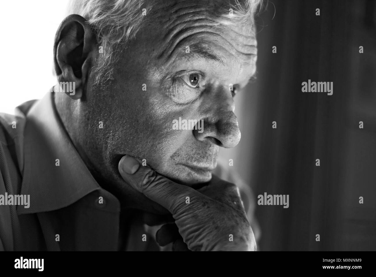 Close up Portrait eines älteren Mannes, runzelte die Stirn und zeigt Falten tief in Gedanken Stockfoto
