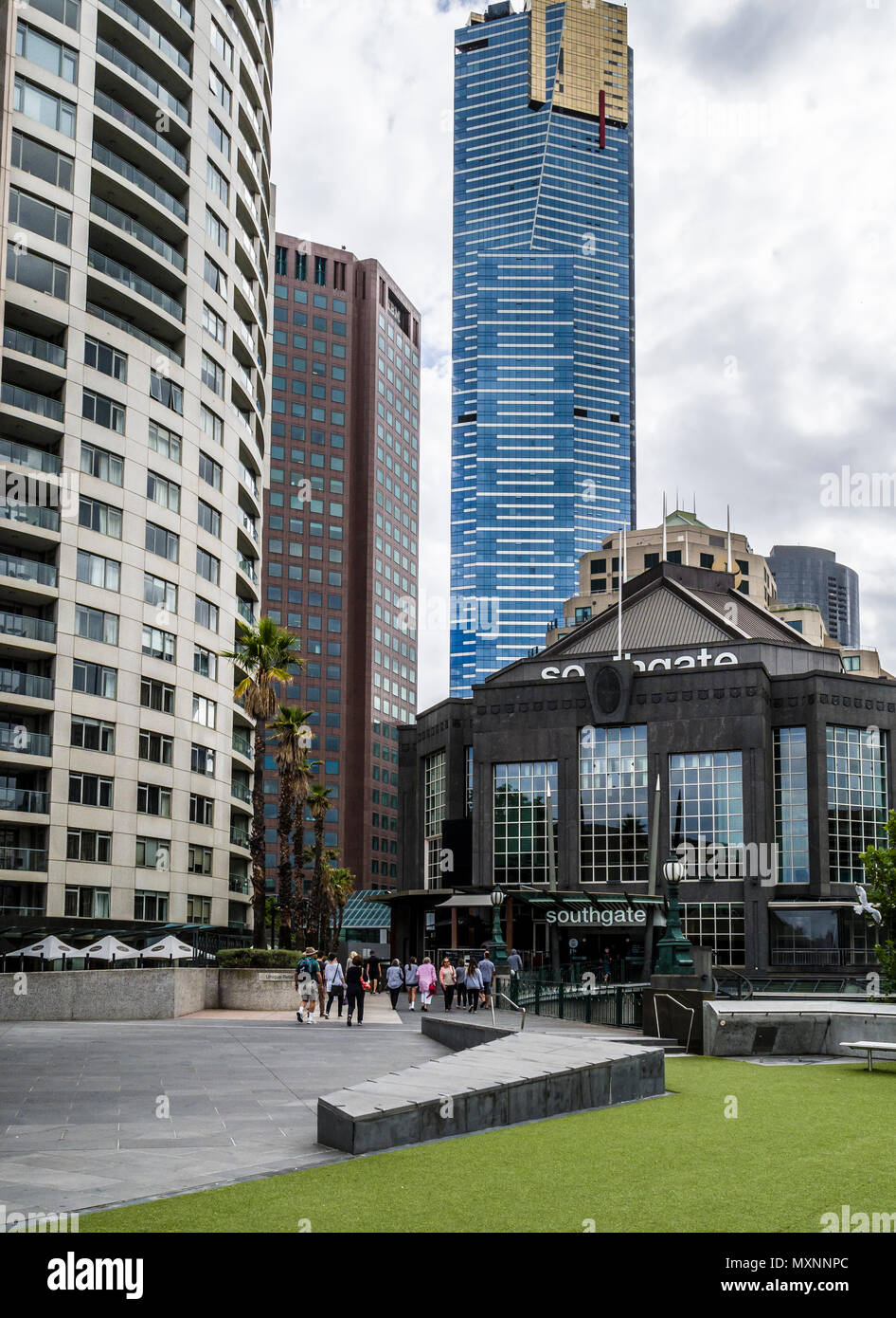 Eingang zum southgate Centre auf der Stadt Melbourne Southbank mit der Eureka Tower überragt, Victoria, Australien. Stockfoto