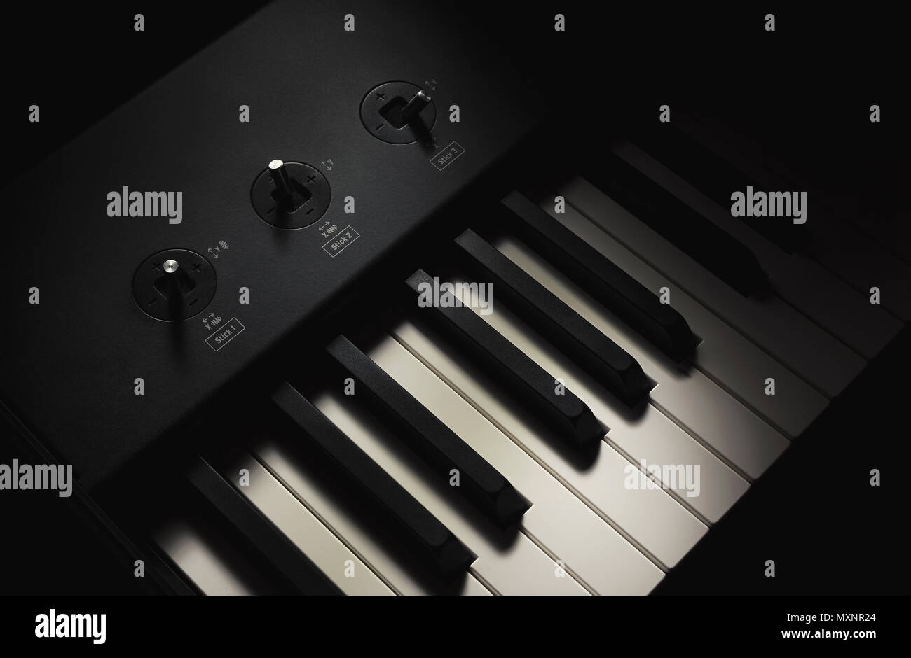 Schwarze und weiße Tasten und Regler Sticks, Teil der modernen MIDI-Keyboard. Stockfoto