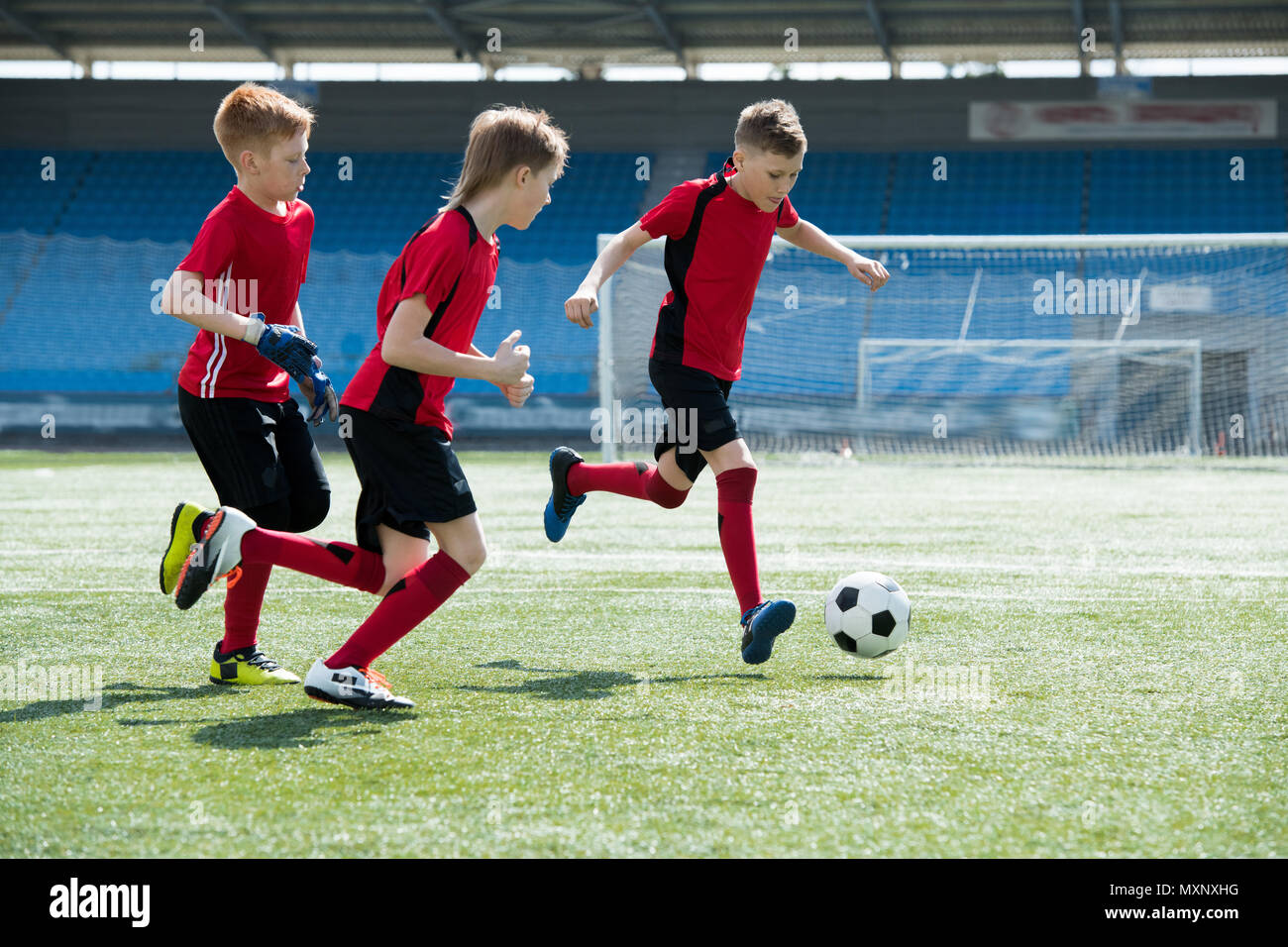 Kinder spielen Fußball Stockfoto