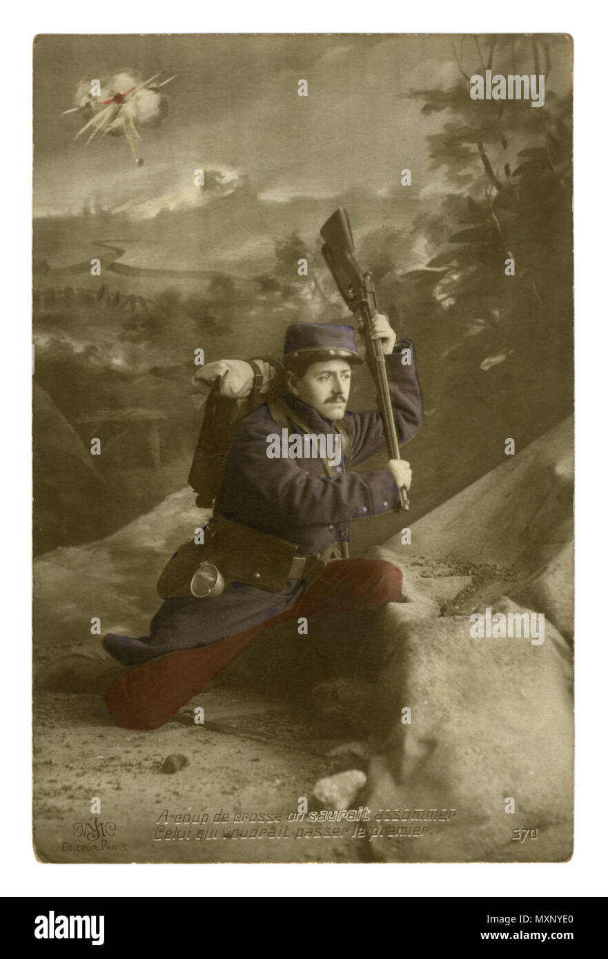 Französisch historisches Foto Postkarte: Der Soldat lief aus Munition, er ist bereit zum Kampf in der Hand-zu-Hand Gewehr als Club, aber nicht aufgeben. Erster Weltkrieg Stockfoto