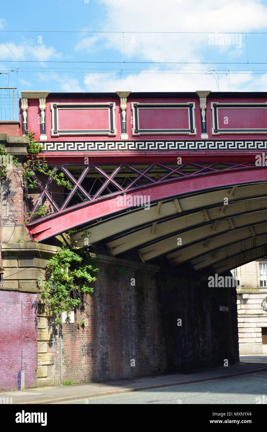 Architektonische Details auf der Schiene Brücke in Cambridge Street und Whitworth Street West, Manchester Stockfoto