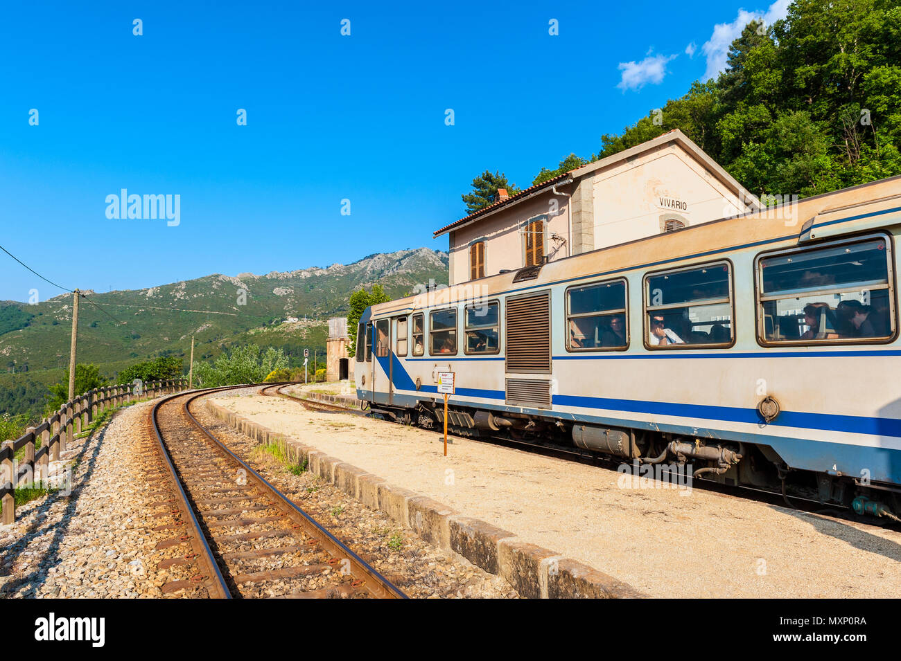 Zug bei Vivario Station in Korsika, Frankreich. Korsika hat drei Linien und wird von der Chemins de Fer de la Corse (korsische Eisenbahn) betrieben. Stockfoto