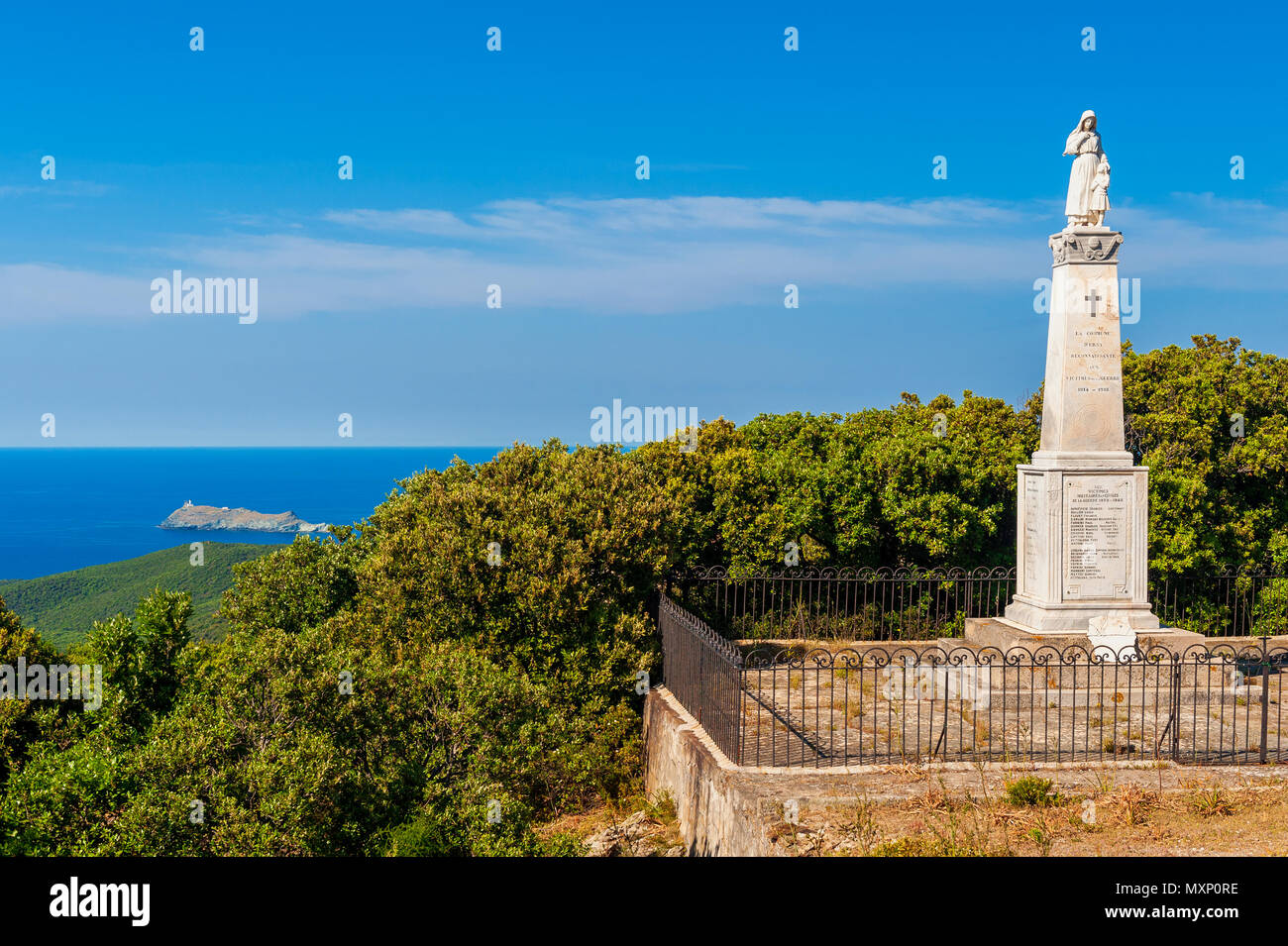Weltkrieg I und II Memorial Statue und Plakette in Rogliano Korsika Frankreich Stockfoto