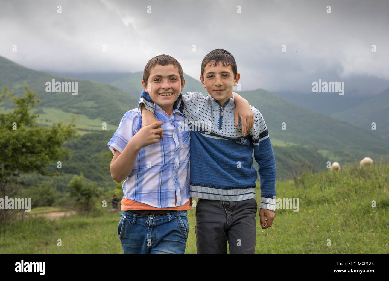 Tatev, Armenien, 1. Juni, 2018: armenische Jungen in einer Landschaft Stockfoto