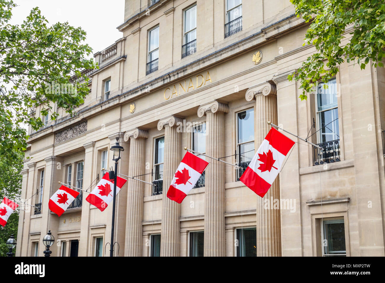 Kanada Haus auf dem Trafalgar Square, Westminster, London SW1, die kanadische hohe Kommission mit roten und weißen Canadian National flags Flying Stockfoto