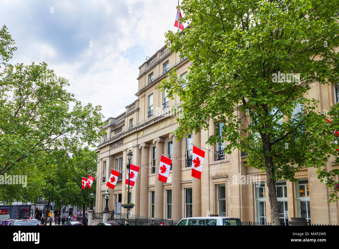 Kanada Haus auf dem Trafalgar Square, Westminster, London SW1, die kanadische hohe Kommission mit roten und weißen Canadian National flags Flying Stockfoto