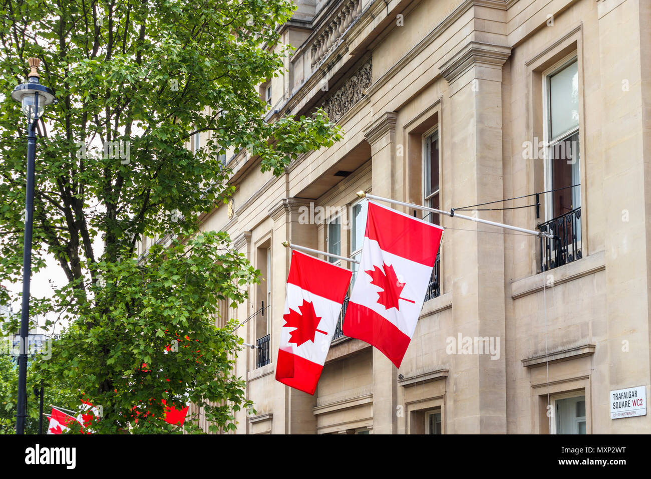 Kanada Haus auf dem Trafalgar Square, Westminster, London SW1, die kanadische hohe Kommission mit roten und weißen Canadian National flags Flying Stockfoto