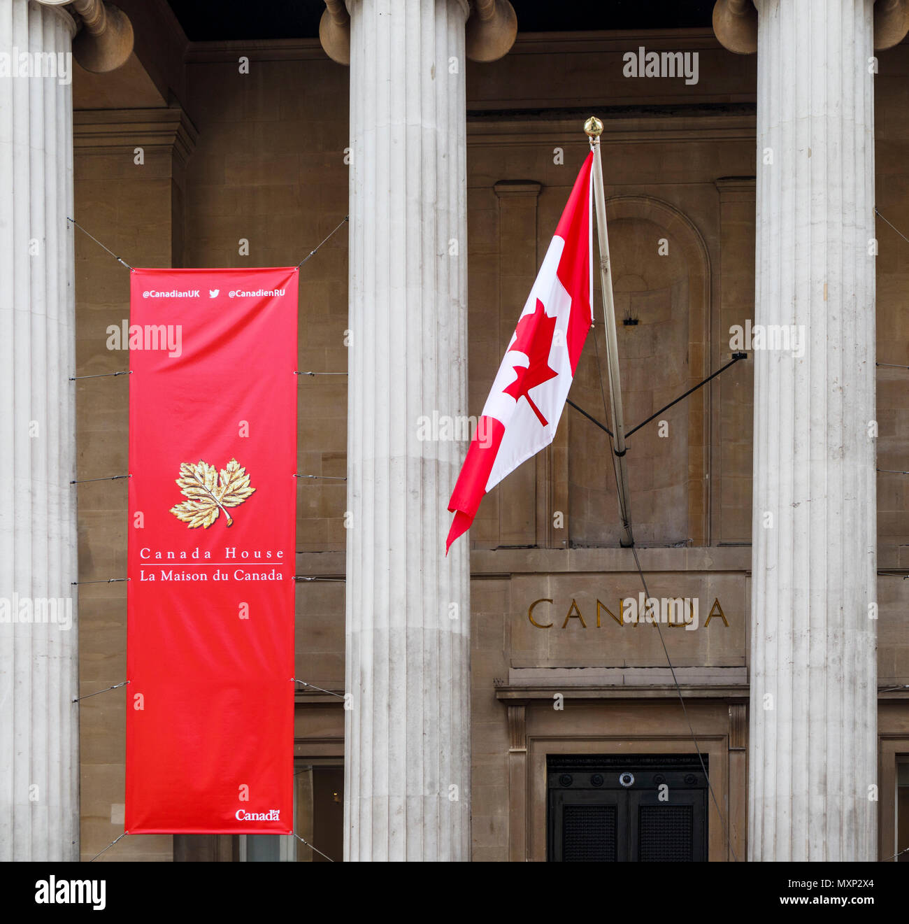 Kanada Haus Eingang, Westminster, London SW1, die kanadische hohe Kommission mit roten und weißen Canadian National Fahne und Banner Stockfoto