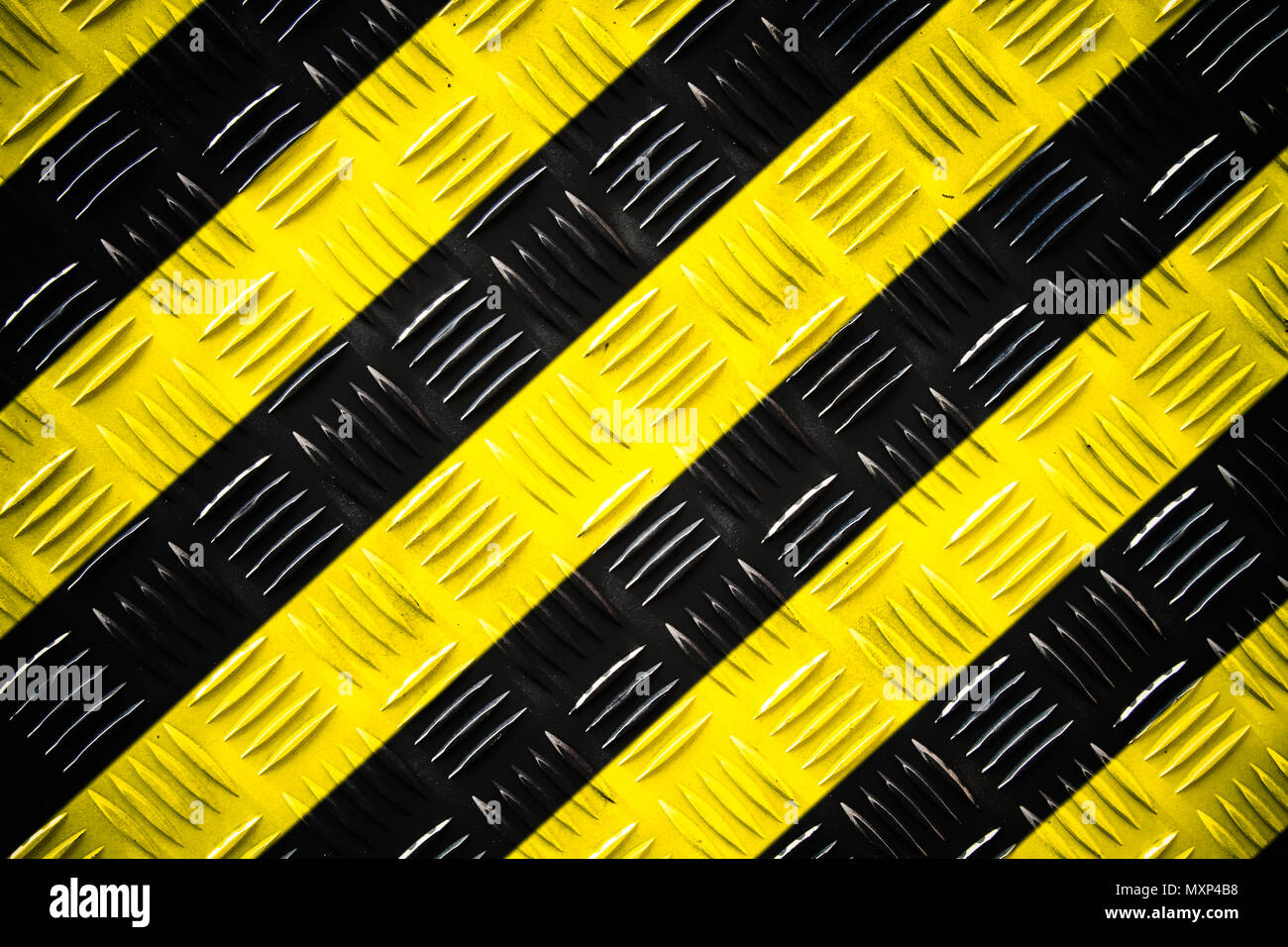 Warnschild gelben und schwarzen Streifen bemalte gegenüber Stahl Riffelblech (oder Diamond plate) auf dem Boden als Textur Hintergrund. Konzept für nicht eingeben Stockfoto