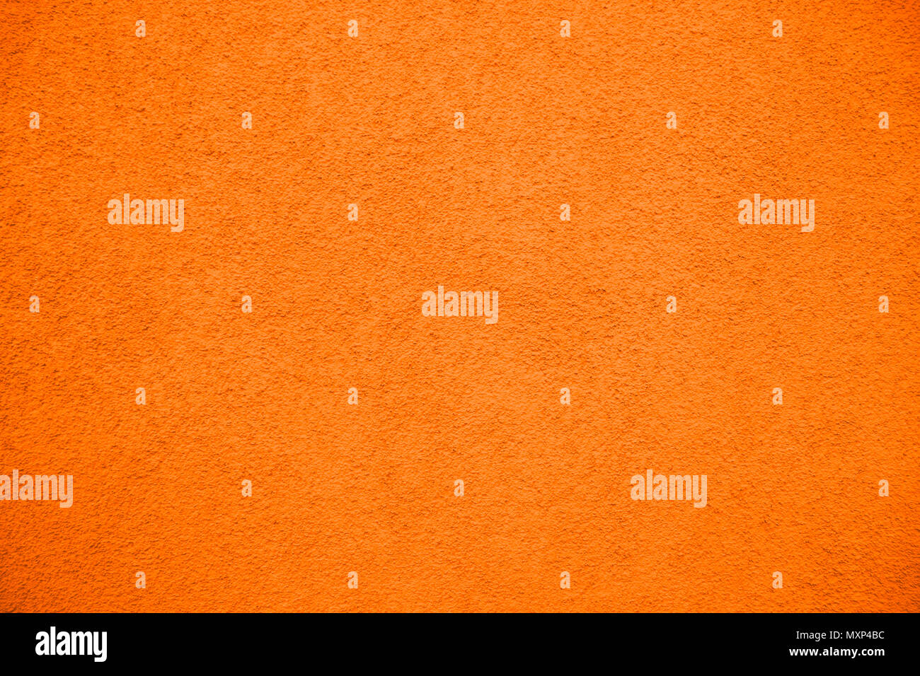 Vivid hell orange Farbe grob Fassade Wand als leere rustikalen Textur Hintergrund. Stockfoto