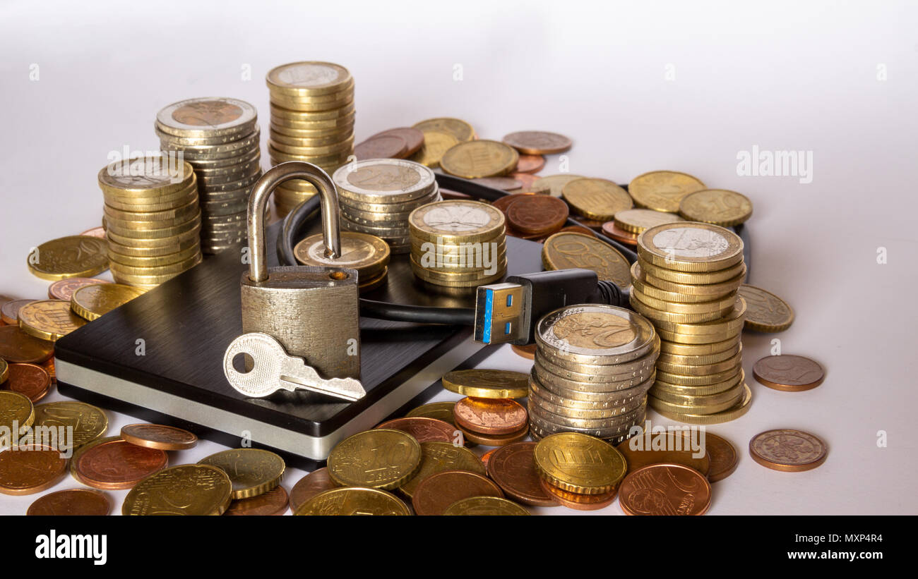 Externe Festplatte und ein Haufen Geld Stockfoto