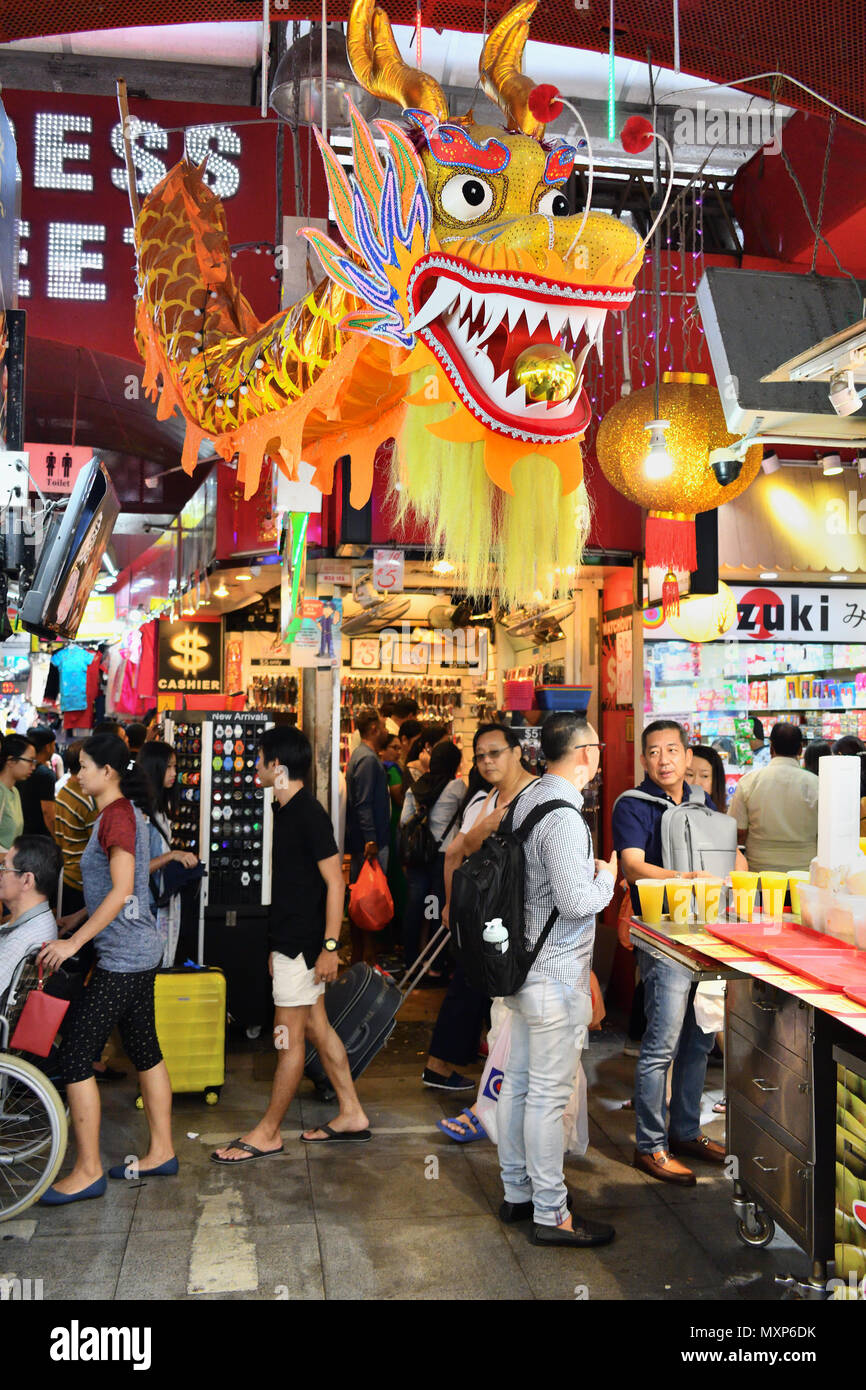 Singapur Bugis Street. Unter den engen Fluren dieses Haushalts freundlich Mall, die Masse der Besucher und Touristen suchen Sie nach Schnäppchen und billig einkaufen angebote Stockfoto
