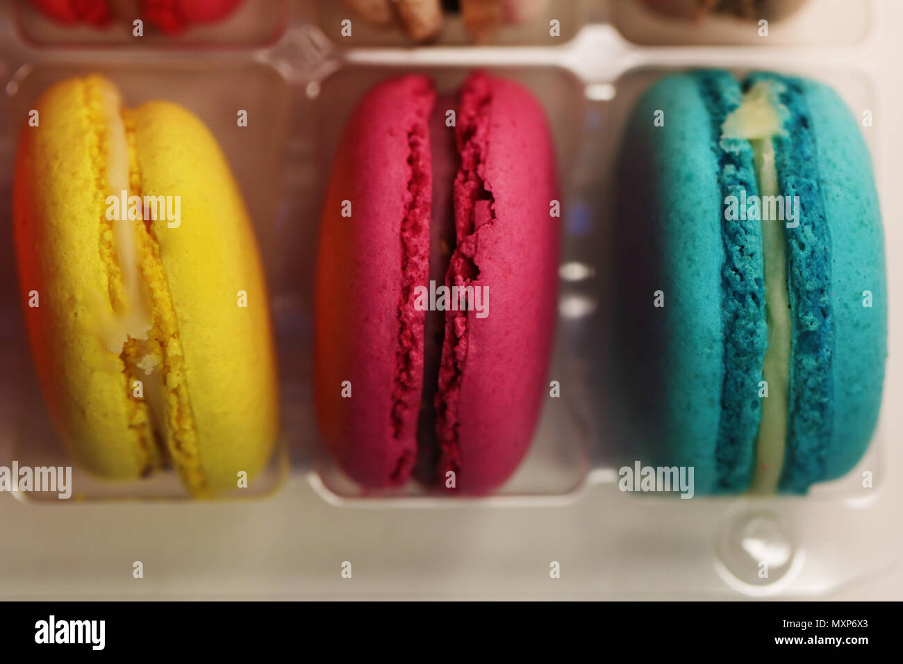 Makronen in verschiedenen Farben im Beutel verpackt Stockfoto