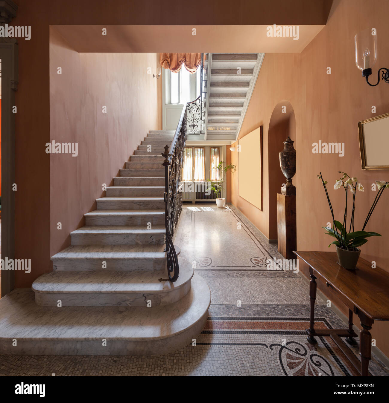 Halle mit Mosaikfußboden in Luxus Villa, Treppe Stockfoto