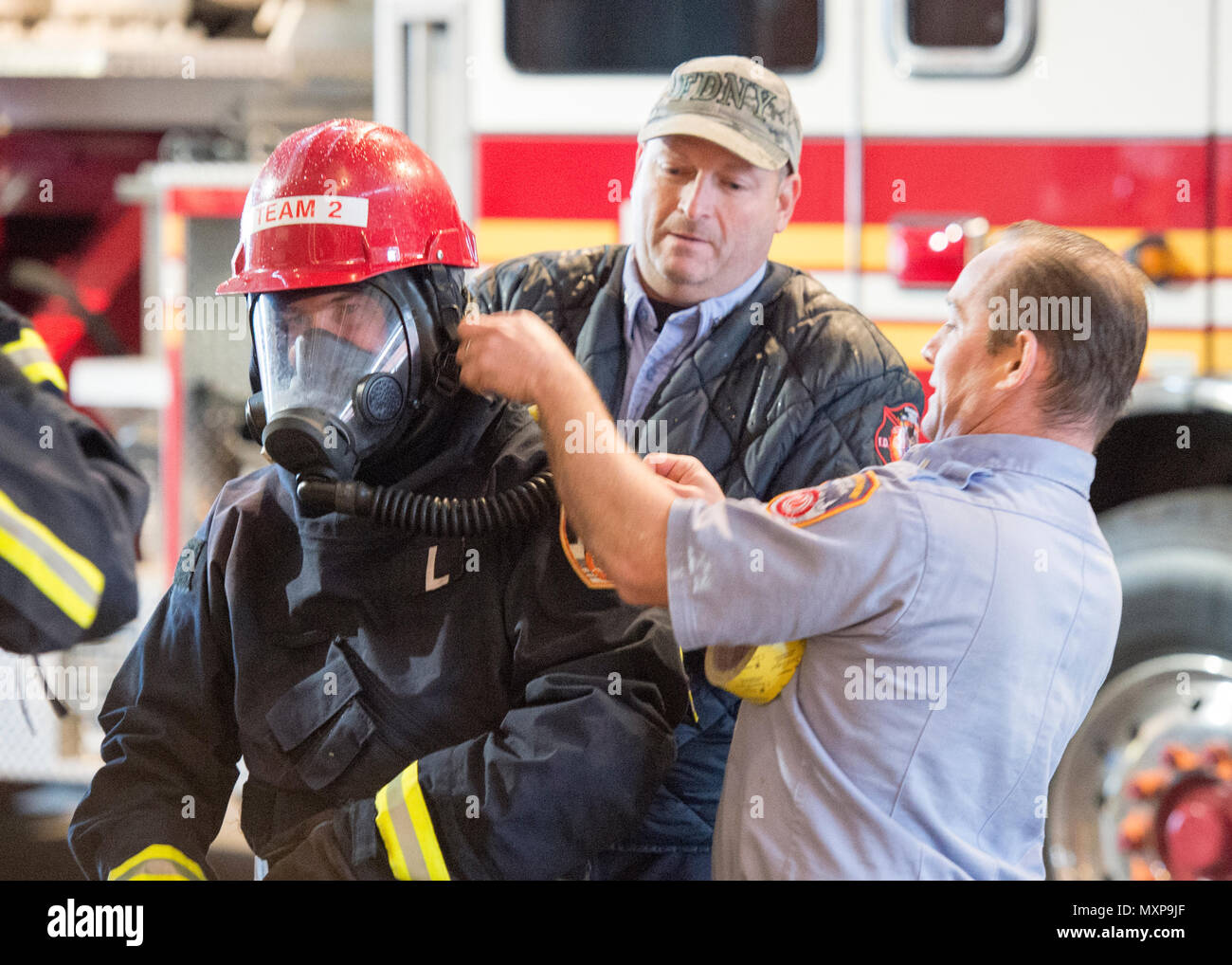 Die Mitglieder der New Yorker Feuerwehr Gefahrgut Team bereiten Soldaten aus 59 Ft Drum CBRN-Unternehmen bei einer gemeinsamen Übung in der fdny Fire Academy auf Roosevelt Island, NY Nov. 29 Th gehalten zu unterstützen. Die Übung wurde von der FDNY und US-Armee Nord unter der Aufsicht der US Northern Command-led und Soldaten und Ersthelfer die einzigartige Erfahrung des gemeinsam in einer großen Metropole. (Departement für Verteidigung Foto von N&NC-Public Affairs/Freigegeben) Stockfoto