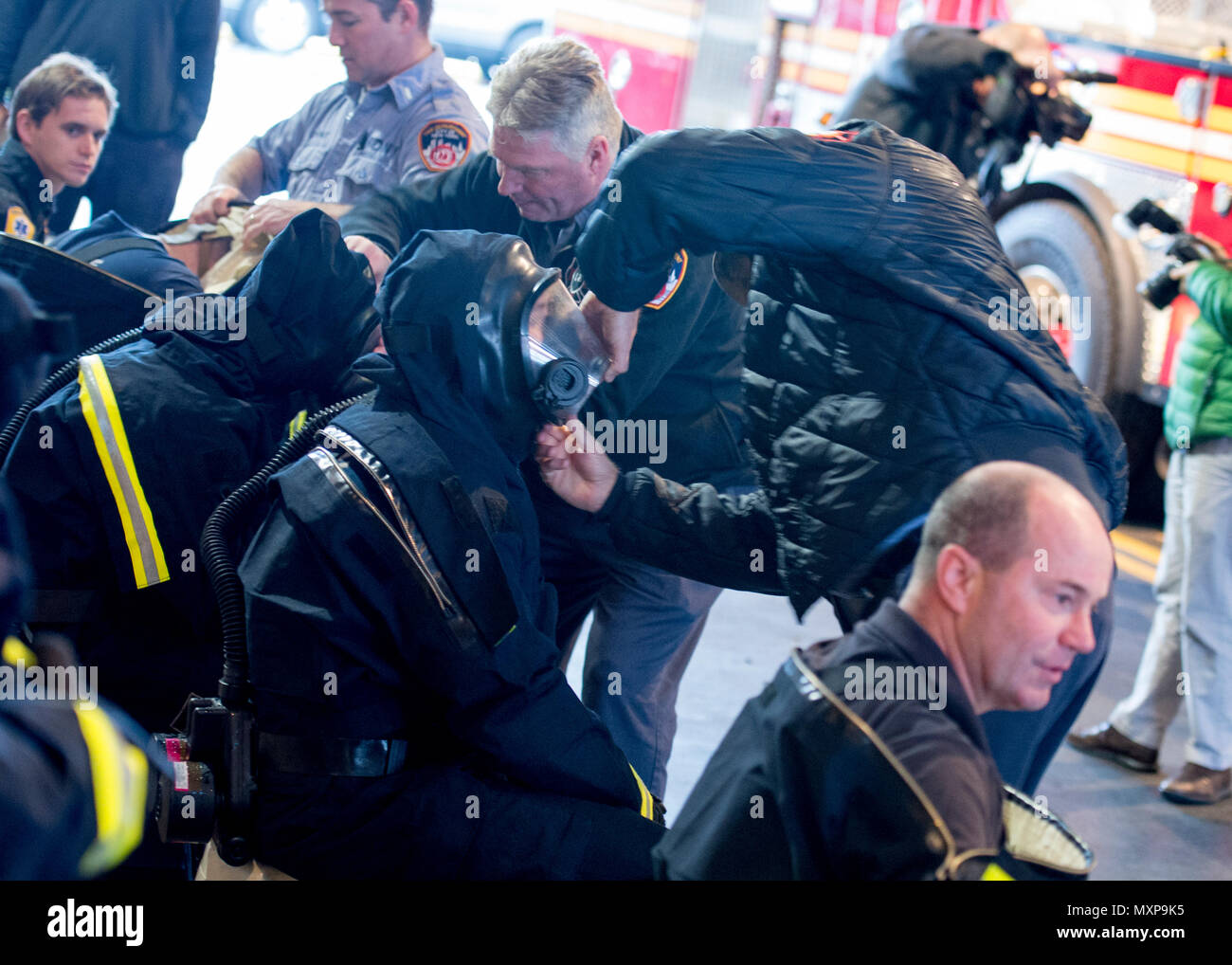 Die Mitglieder der New Yorker Feuerwehr Gefahrgut Team bereiten Soldaten aus 59 Ft Drum CBRN-Unternehmen bei einer gemeinsamen Übung in der fdny Fire Academy auf Roosevelt Island, NY, Nov. 29, 2016 gehalten zu unterstützen. Die Übung wurde von der FDNY und US-Armee Nord unter der Aufsicht der US Northern Command-led und Soldaten und Ersthelfer die einzigartige Erfahrung des gemeinsam in einer großen Metropole. (U.S. Air Force Foto von Tech. Sgt. Joe Gesetze) Stockfoto