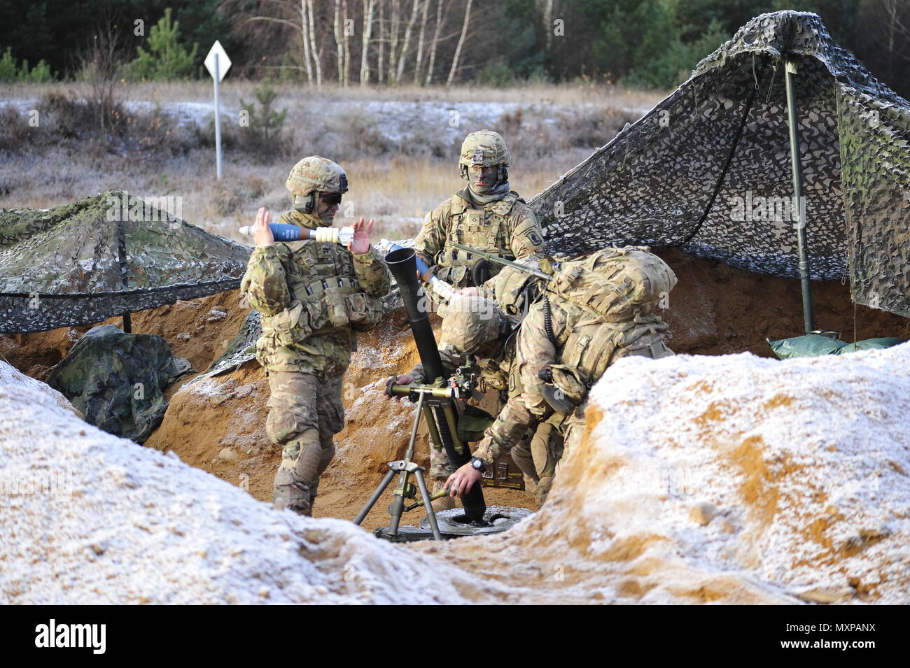 Fallschirmjäger aus 2.BATAILLON, 503Rd Infanterie Regiment, 173Rd Airborne Brigade, führt ein Brand mit einem M252 81 mm Mörser zur Unterstützung der einem platoon Live Fire Übung in Wedrzyn Training Area, Polen, an November 29, 2016. Die Einheit, auf eine Ausbildung Rotation zur Unterstützung der Operation Atlantic lösen, führt ein platoon live Brand während einer betrieblichen Ausbildung. Den USA und Partner Nationen in Land-, See- und Luftweg Übungen und erhalten eine Drehbewegung Präsenz, um NATO-Verpflichtungen in Europa zu stärken. (U.S. Armee Foto von visuellen Informationen Spezialist Eugen W Stockfoto