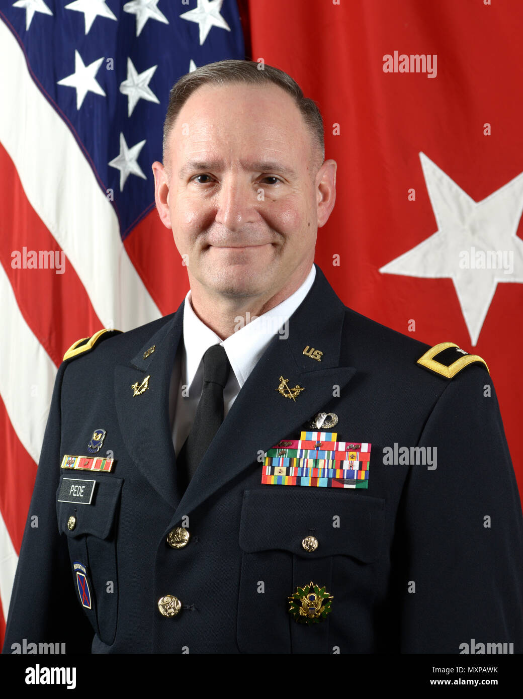 Brig. Gen. Charles N. Pede, Armee Judge Advocate General militärische Gesetz und Operationen stellt für einen Befehl in der Armee Portrait Portrait Studio in das Pentagon in Arlington, Virginia, November 3, 2016. (U.S. Armee Foto von SPC. Tammy Schäferstündchen/Freigegeben) Stockfoto