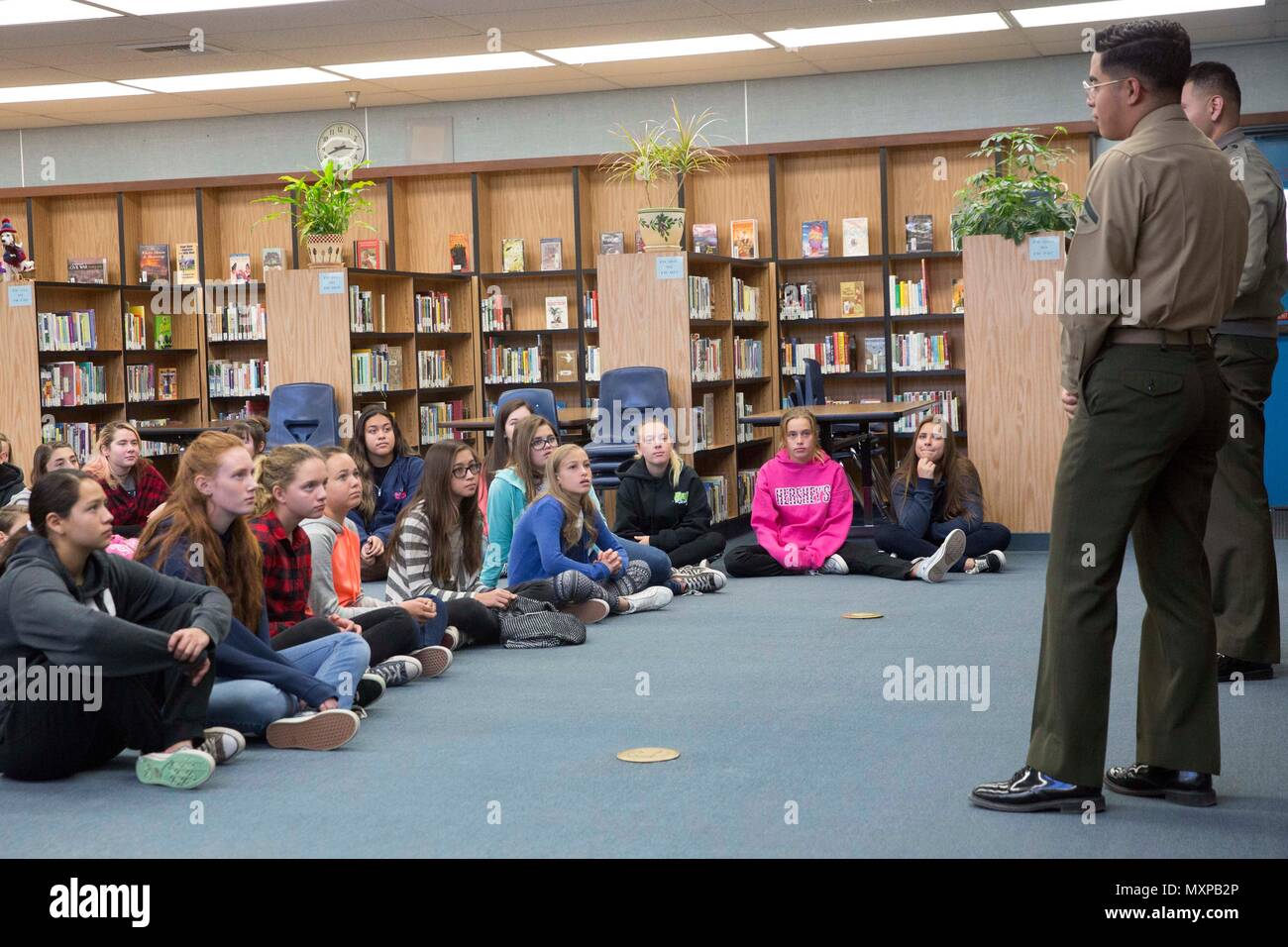 Cpl. Julio McGraw und Lance Cpl. Dave Flores, Bekämpfung der Korrespondenten, zentrale Bataillon, Fragen beantworten Schülerinnen und Schüler bei einem Besuch in La Contenta der mittleren Schule in Yucca Valley, Calif., Nov. 30, 2016. Don Henry, ein Lehrer an der Schule, koordiniert die Veranstaltung jährlich in einer Bemühung, seine Schüler über die militärischen und Ihnen so die Möglichkeit geben, ihre Anerkennung in der Form von Briefen zu zeigen. (Offizielle Marine Corps Foto von Cpl. Medina Ayala-Lo/Freigegeben) Stockfoto