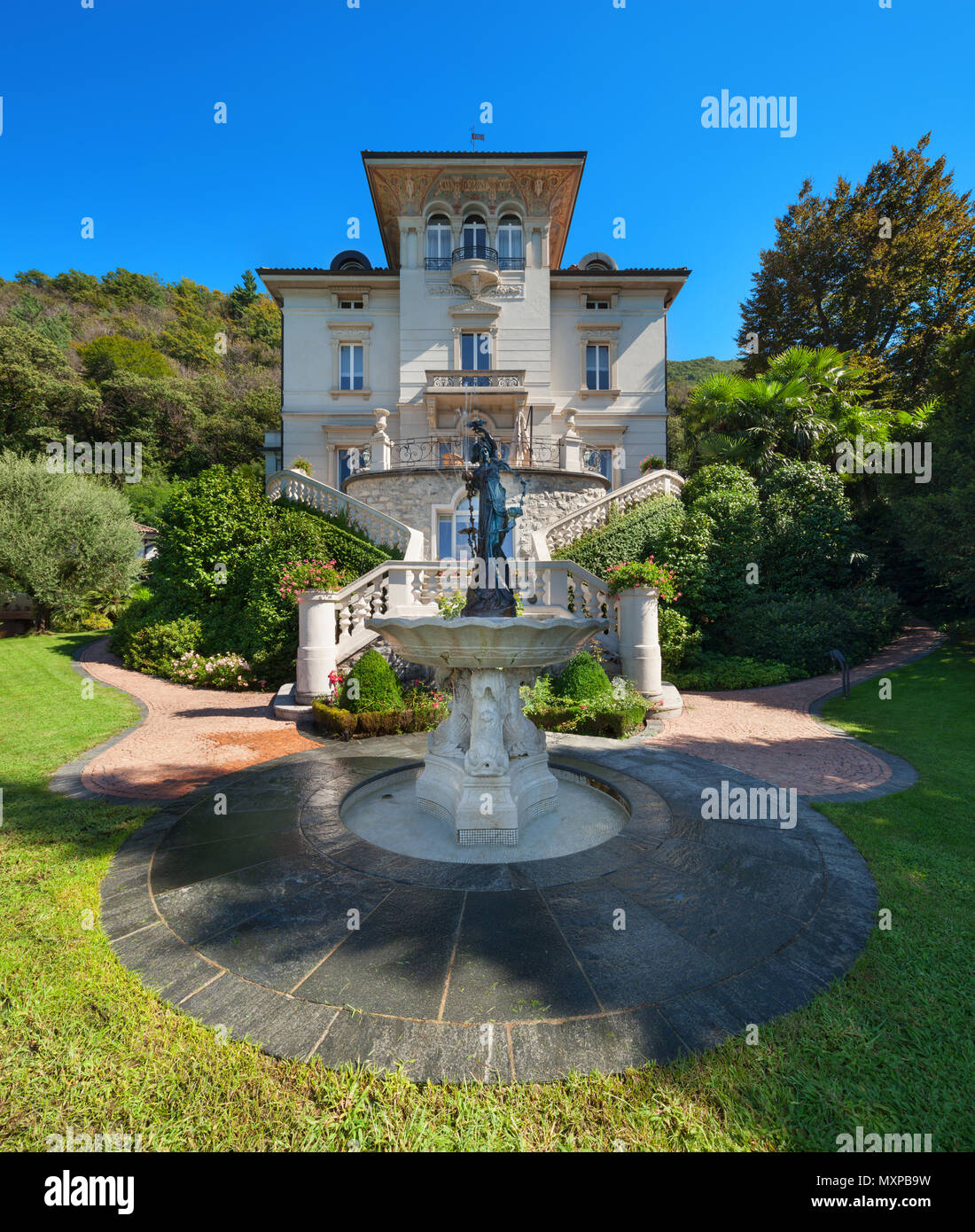 Schöne klassische Villa umgeben von einem Park, im Freien Stockfoto