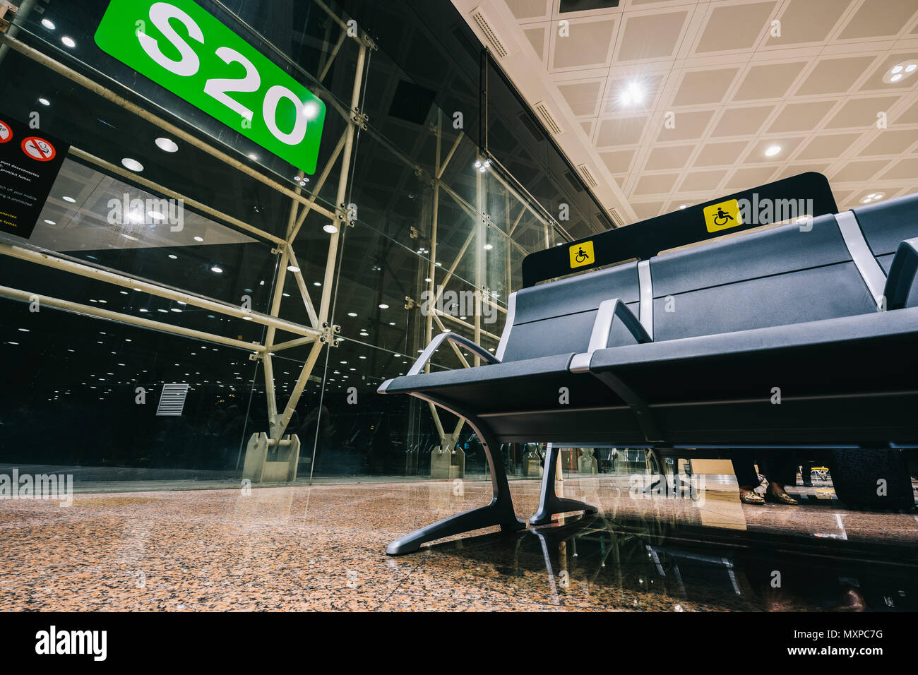 Leere Priorität Sitze, Stühle in den Flughafen Halle in der Nähe von flugsteig am internationalen Flughafen für Behinderung reserviert Stockfoto