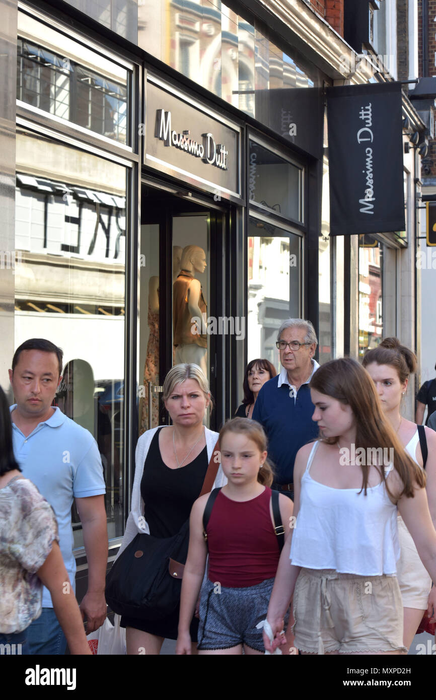 Touristen und Käufer vorbei an einem Zweig von Massimo Dutti, Kleidung Einzelhandelsunternehmen der Frauen, die im Besitz von Inditex, in Covent Garden, London. Stockfoto