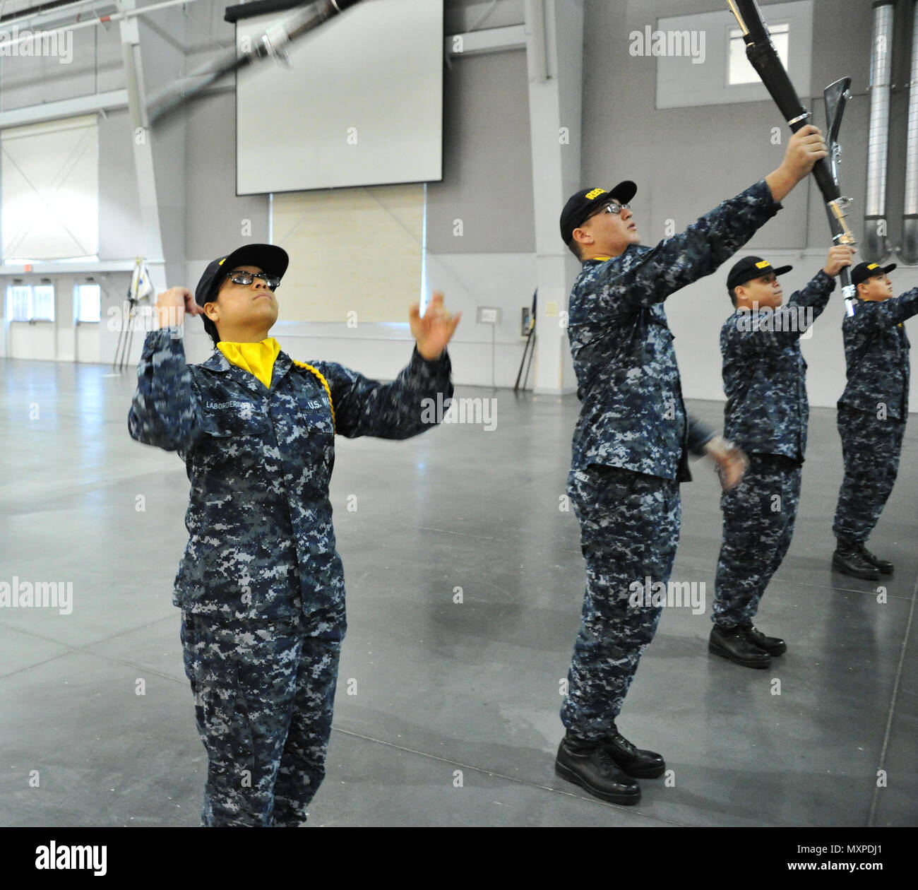 161130-N-SL 853-061 GREAT LAKES, Illinois (Nov. 30, 2016) Rekruten aus der Abteilung 905 Praxis ihre Drill Team Routine am 07.11.30, zur Vorbereitung der Promotion an Midway zeremoniellen Drill Hall, Recruit Training Command. Die Spaltungen, die die Rekruten Chor, Band, Drill Team, Flaggen und die Mitarbeiter der Praxis wöchentliche Abschluss in der Vorbereitung für ihre Leistung an der Staffelung rekrutieren. Rund 38.000 Rekruten Absolvent jährlich nur von Boot Camp der Marine. (U.S. Marine Foto von Chief Petty Officer Seth Schaeffer/Freigegeben Stockfoto