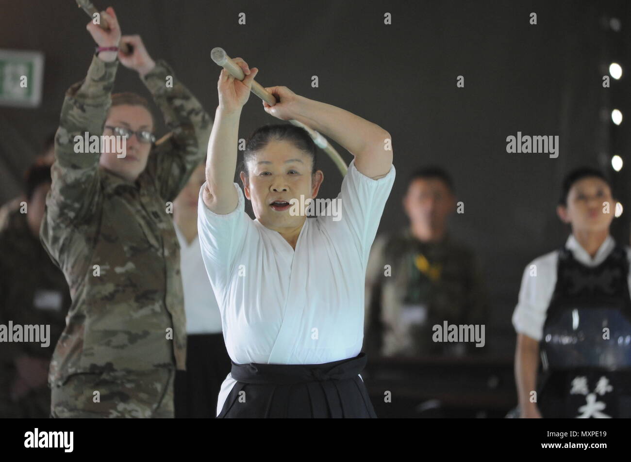 Us-Armee Soldaten erhalten Unterricht auf Naginata während in einen kulturellen Austausch Veranstaltung teilnehmenden während Yama Sakura (YS) 71. Naginata ist eine von vielen kulturellen Austausch Veranstaltungen der Japan Masse Verteidigung-kraft (JGSDF) Mitglieder host für die US-Armee. Yama Sakura ist eine jährliche bilaterale Übung mit dem JGSDF und US-Militär. Der Zweck der Übung ist es, den USA und Japan der Bekämpfung des Bereitschaft und die Interoperabilität zu verbessern, während der Ausbau der bilateralen Beziehungen und die Demonstration USA lösen die Interessen der Verbündeten und Partnern in der Indo-Asia-Pazifik-Region zu unterstützen. (U Stockfoto