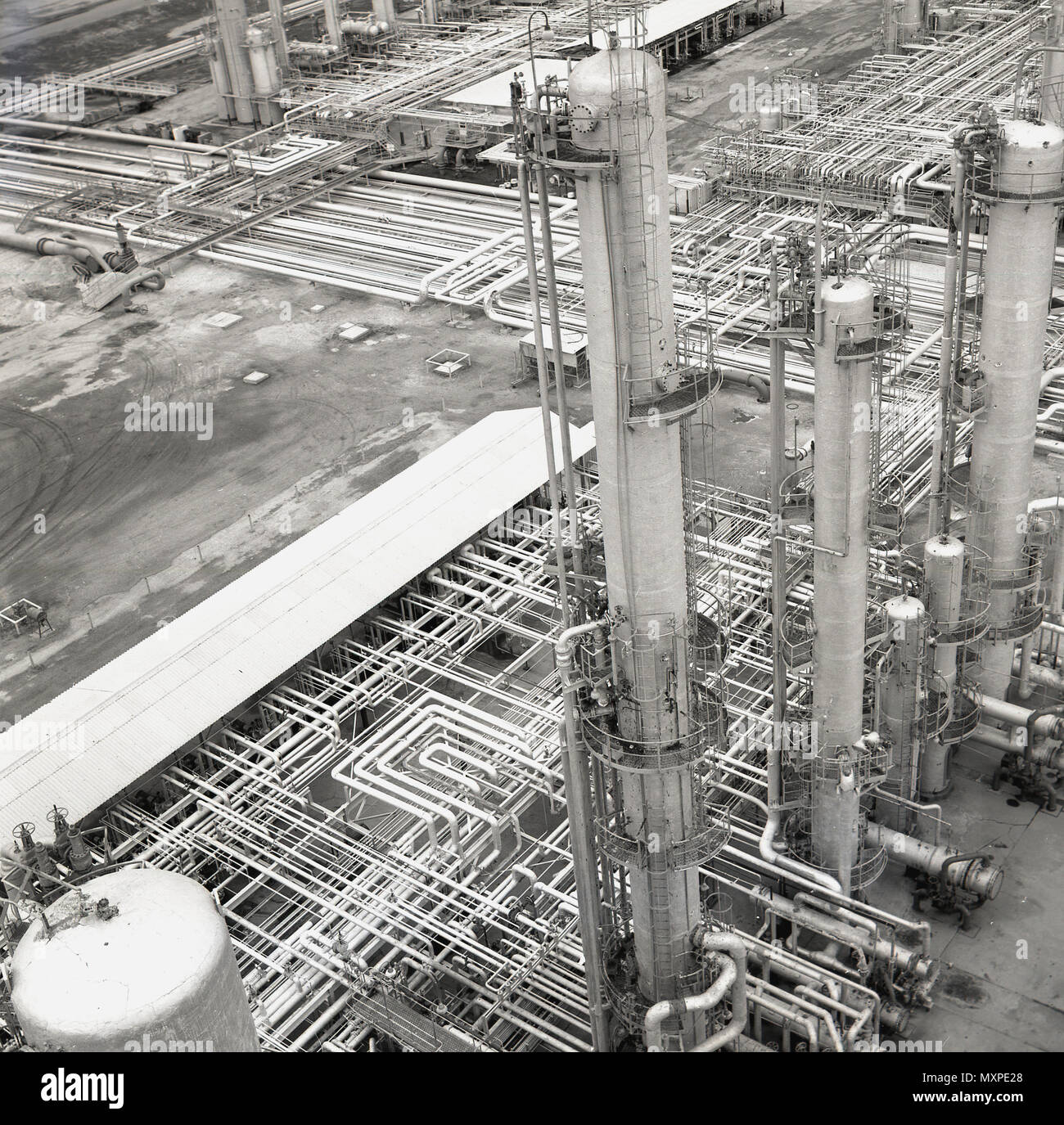 1960, historische, Ansicht von oben einer Ölraffinerie in Saudi-Arabien, das Labyrinth oder die Masse von Pipelines und chemischen Verarbeitung Destillation Türmen. Stockfoto