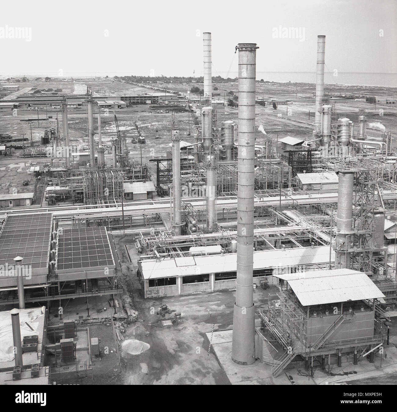 1960, historische, Blick über eine Ölraffinerie in Saudi-Arabien, zeigt die große Destillationskolonnen in der chemischen Verarbeitung des Rohöls verwendet. Stockfoto
