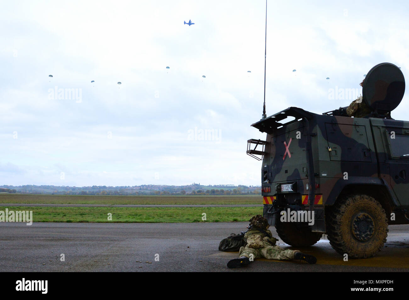 Us-Armee Fallschirmjäger der Firma A, 1-503 rd Infanterie, 173Rd Airborne Brigade und italienischen Soldaten aus Folgore Brigade, Durchführung einer kombinierten Air Assault von AC-27 Flugzeuge und Beschlagnahme von ampugnano Flughafen während Mangusta 16 Übung in Siena, Italien, Nov. 21, 2016. Zweck dieser Vorgehensweise ist es, Beziehungen mit host Nation zu verbessern, stärken die Allianz und NATO-Interoperabilität zu erhöhen. (Foto von Elena Baladelli/freigegeben). Stockfoto