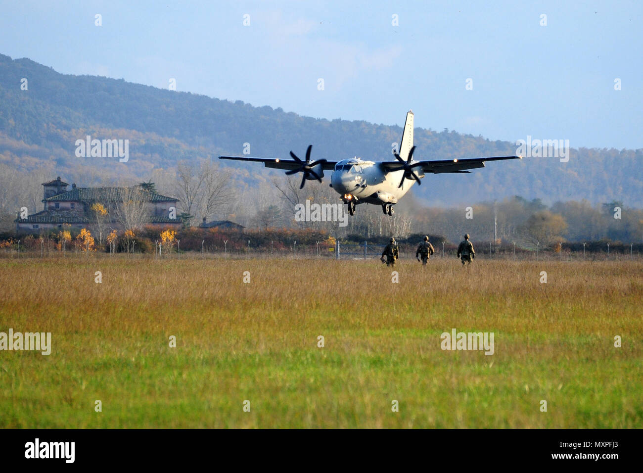 Eine italienische Flugzeuge C-27 Landet auf ampugnano Flughafen, während Mangusta 16 Übung Siena, Italien, Nov. 21, 2016. Zweck dieser Vorgehensweise ist es, Beziehungen mit host Nation zu verbessern, stärken die Allianz und NATO-Interoperabilität zu erhöhen. (Foto von Elena Baladelli/freigegeben). Stockfoto