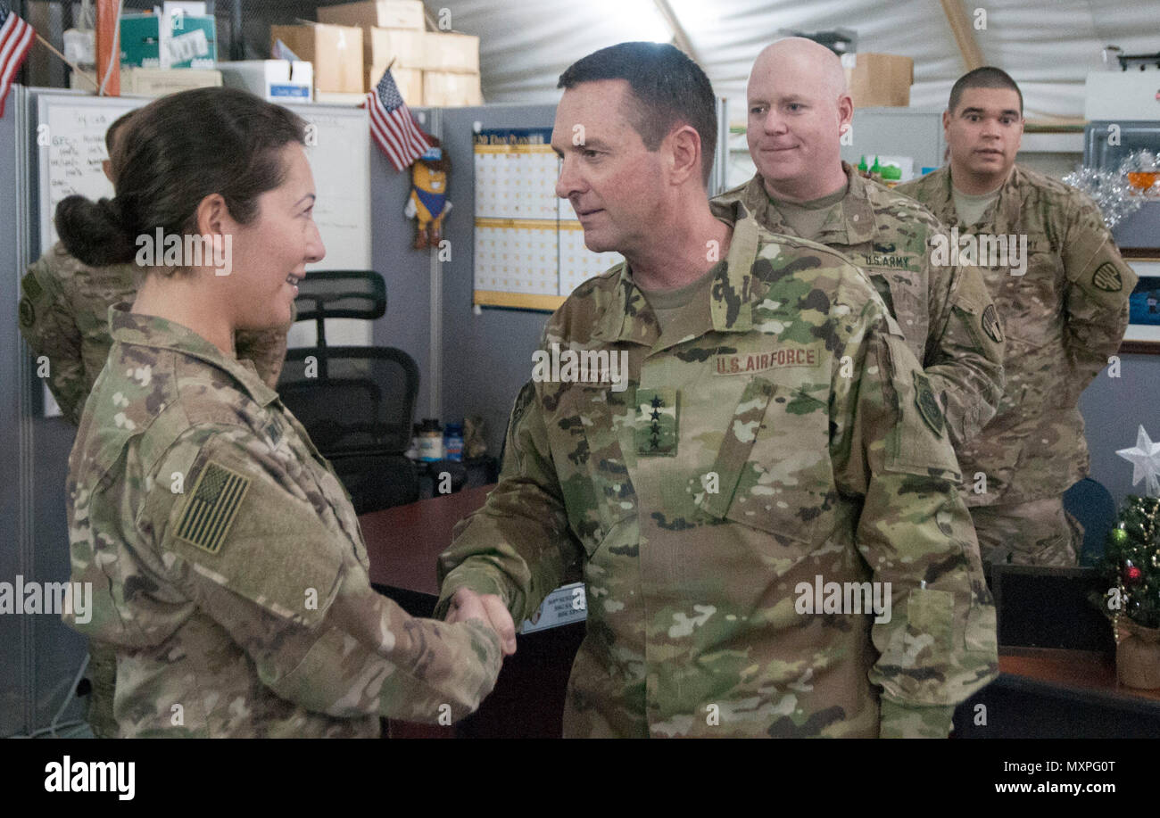 Allgemeine Joseph L. Lengyel, der 28 Leiter der National Guard Bureau, präsentiert eine Münze, Cpl. Beate Mikhaylova von 369. Der New York Army National Guard Sustainment Brigade, die im Camp Arifjan, Kuwait, Nov. 25, 2016. Bei seinem Besuch, Lengyel, statt ein Town Hall Meeting und bereiste die 369 Sustainment Brigade. (U.S. Army National Guard Foto von Sgt. Jeremy Bratt) Stockfoto