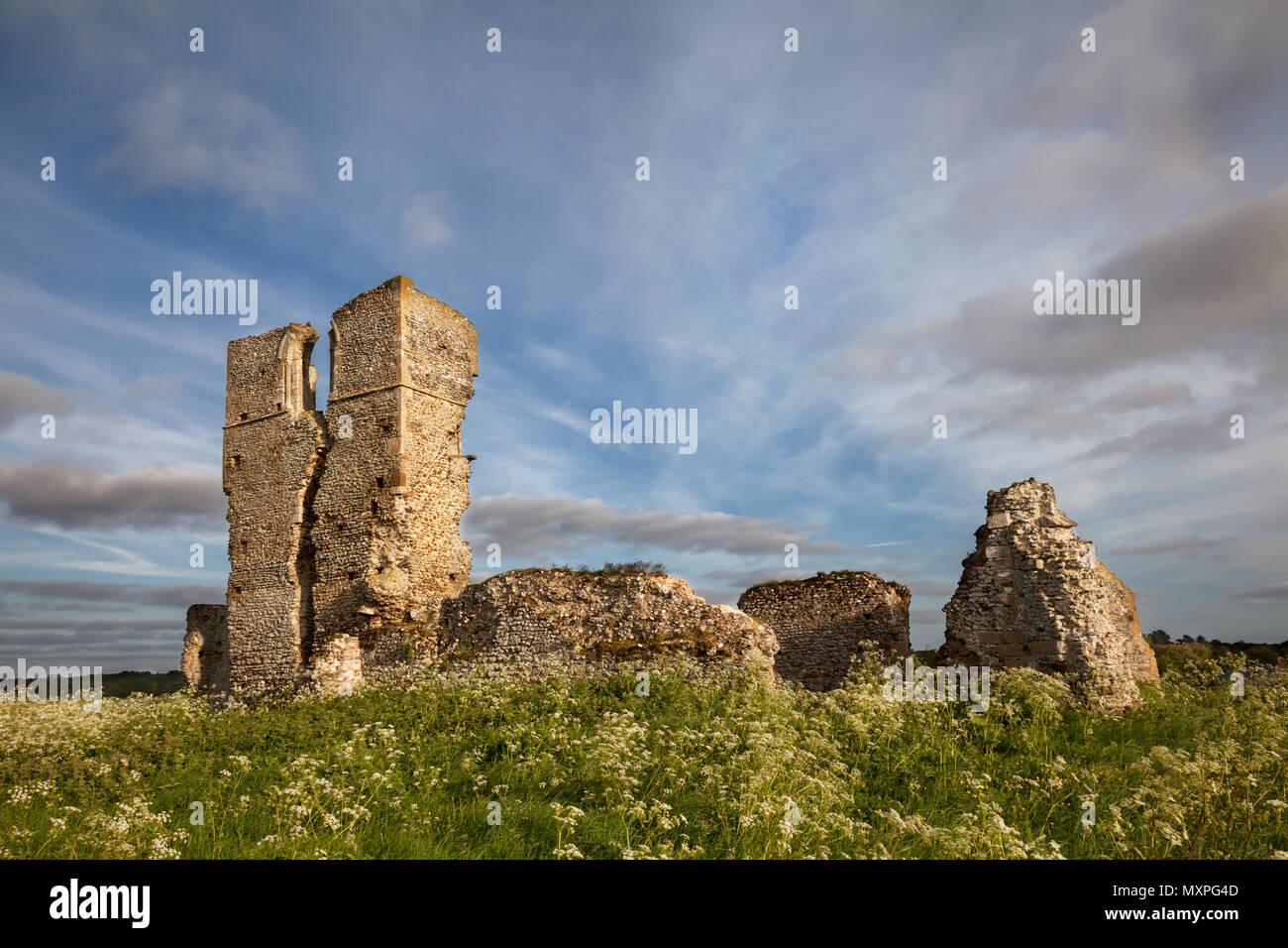 Alten zerstörten Kirche St. James mit schönen Himmel in Norfolk entfernt. Bawsey Kirche unterstützungspfeiler 1130 AD in der Normannischen Zeit. Stockfoto