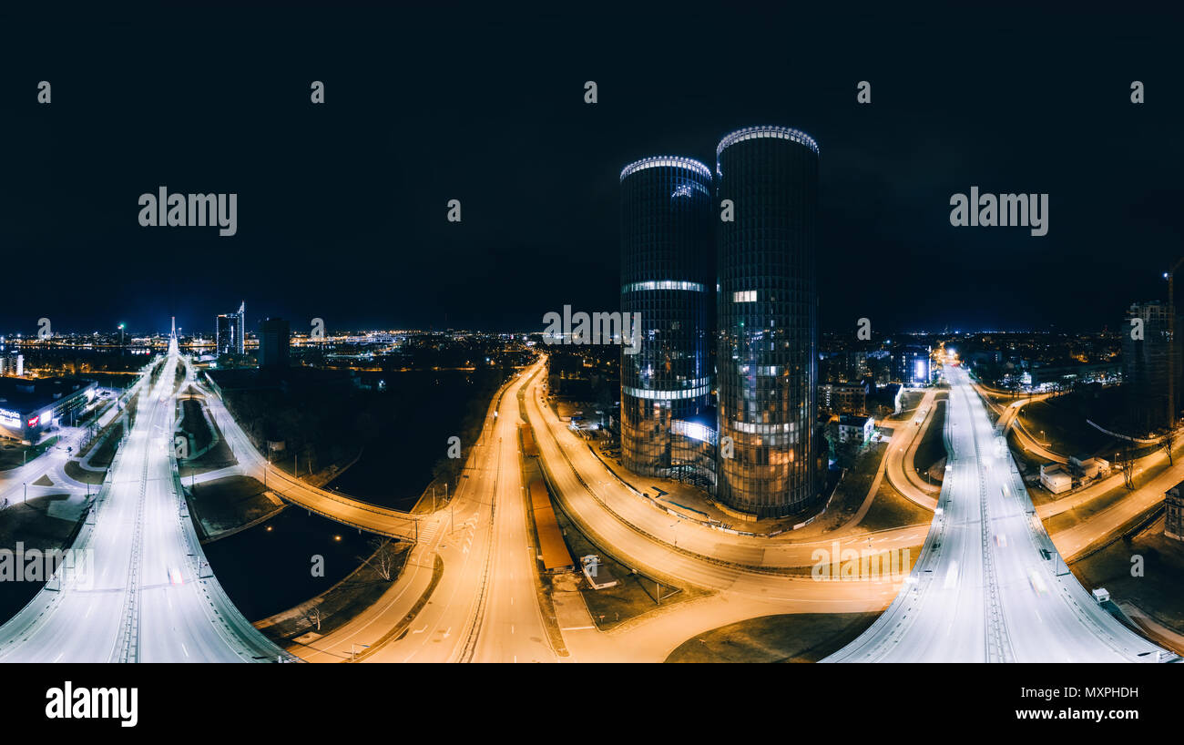 Nacht Häuser in der Stadt Riga 360 VR Drone Bild für Virtuelle Realität, Panorama die Türme Stockfoto