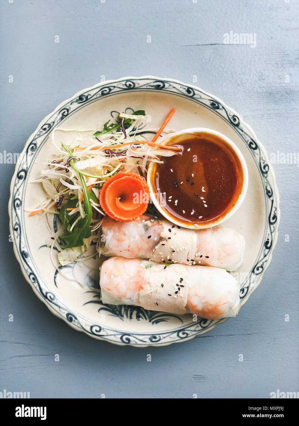 Abendessen im asiatischen Stil. Flachbild-lay aus gedämpftem dumplings Dim Sum und Sommer Reis Papierrollen mit Garnelen und Soße über blauen Tabelle, Ansicht von oben, kopieren. Chinesische Küche Stockfoto