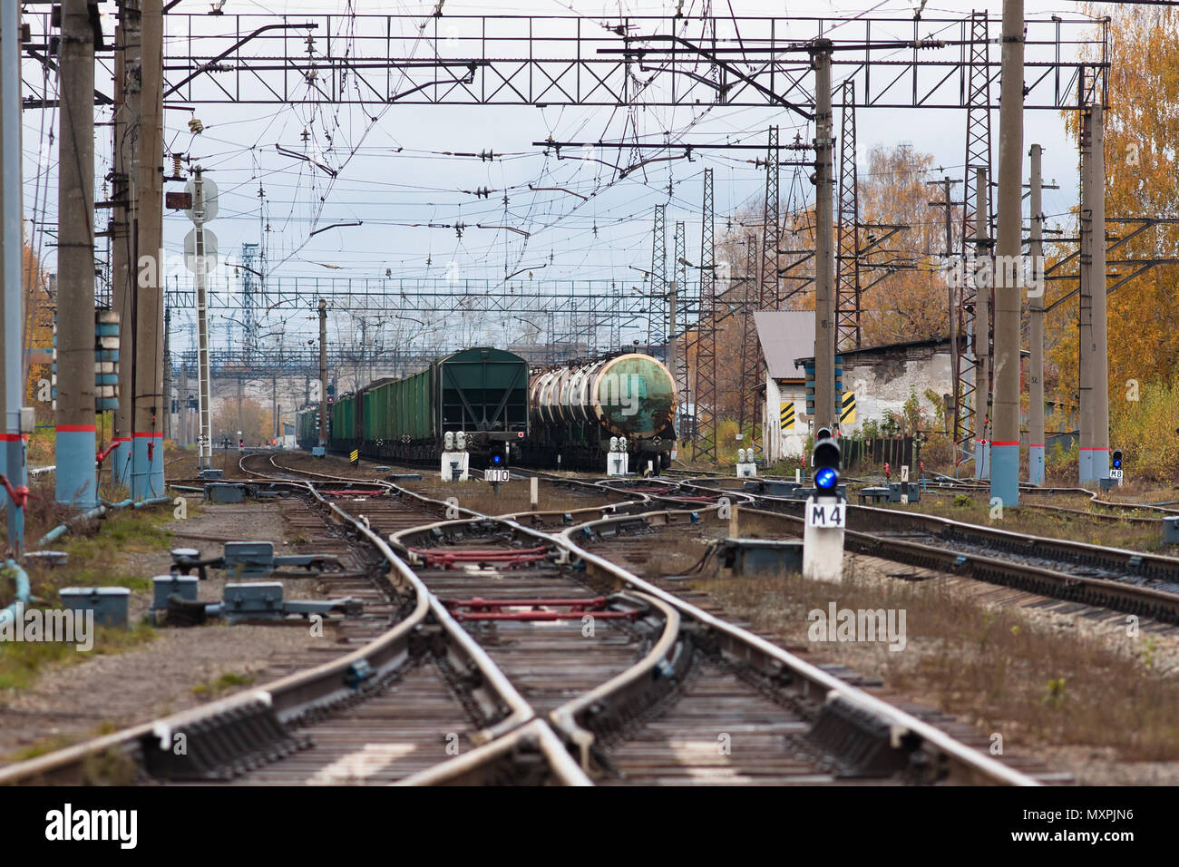 Güterzüge und den Schalter auf Stadt cargo Station Stockfoto