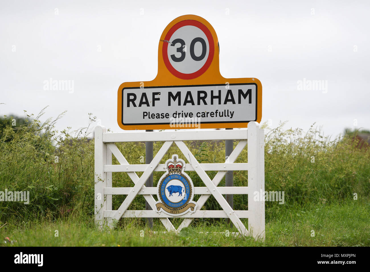Ein Schild auf der Ansatz zur RAF Marham, wie die Bauarbeiten weiterhin an der Basis in Norfolk, vor der Ankunft der neuen F-35 B Blitz Stealth Fighter Jets später diese Woche. Stockfoto