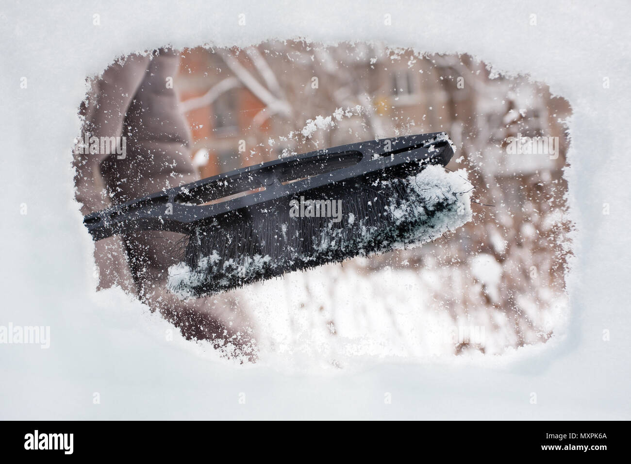 Hand Reinigung von Auto aus dem Schnee mit Bürste Stockfotografie - Alamy