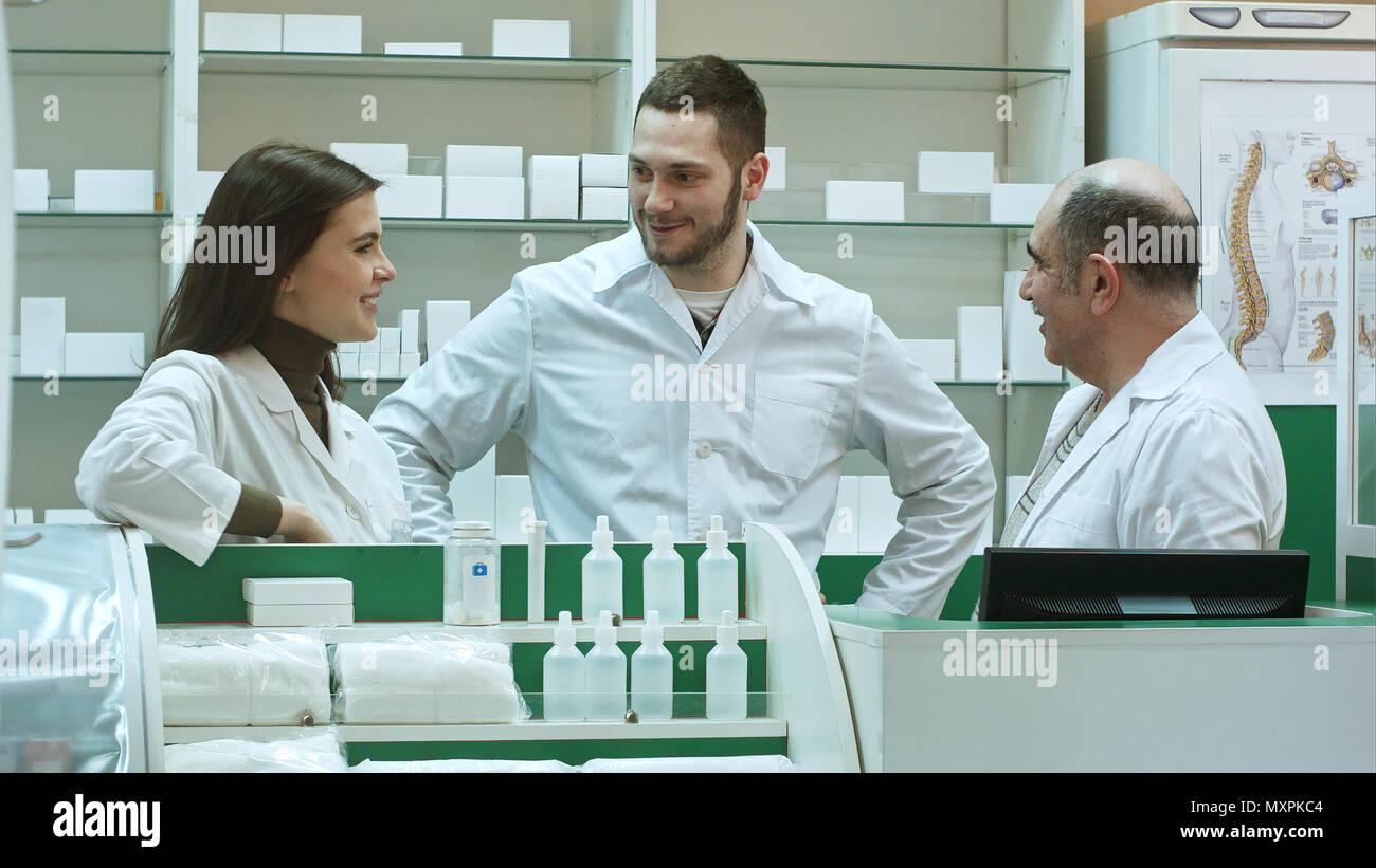 Team der Apotheker, Chemiker, Frau und Mann in der Apotheke Drogerie und sprechen positiv Stockfoto