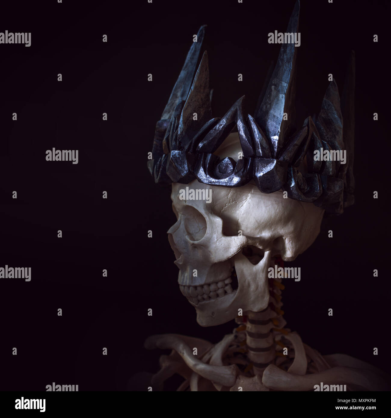 Der Schädel in der Krone. Grim necromancer im Gotischen Krone. Schwarzer Hintergrund, Halloween Konzept Stockfoto