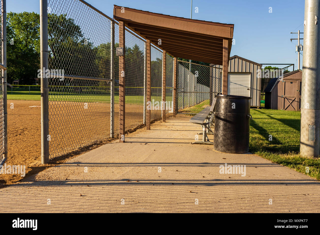 Ein Spieler Bank an einem städtischen Softball Feld Stockfoto