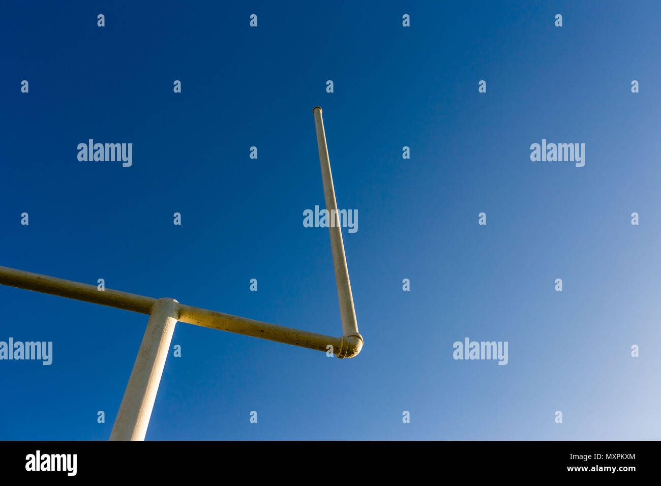 Aufrecht wie ein Fußball Ziel Post erreichen nach oben Stockfoto